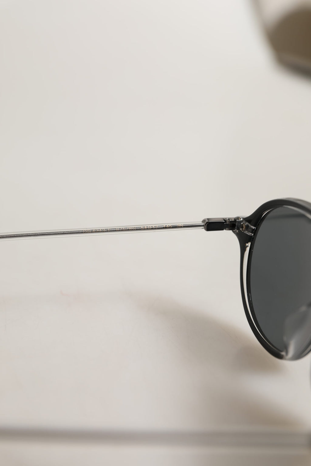 Dolce & Gabbana Sonnenbrille DG4343F mit Brückendetail und schwarzem Acetatrahmen