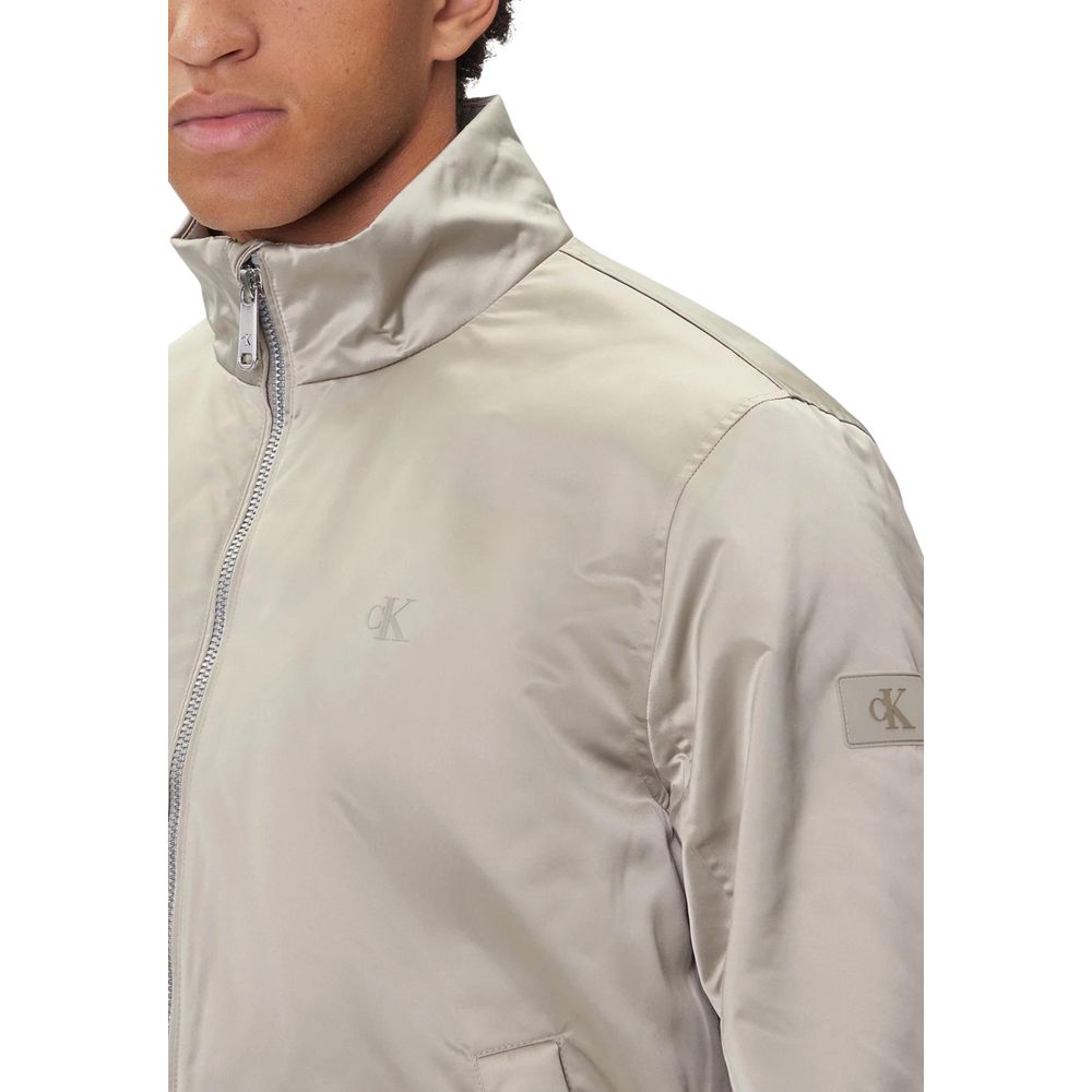 Calvin Klein Jeans Bomber aus recyceltem Polyester in Beige