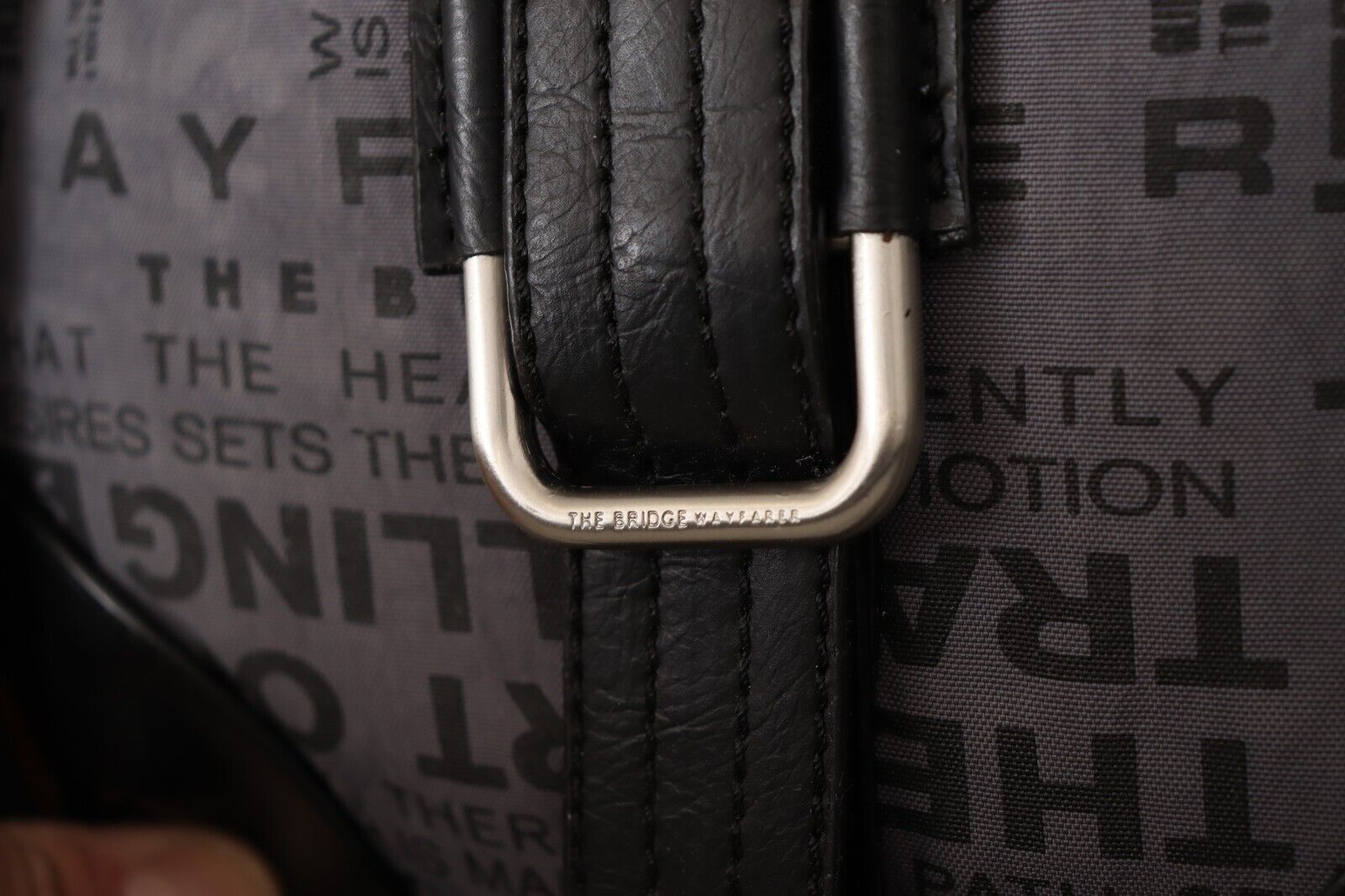 WAYFARER Schulter- und Umhängetasche mit Logo-Aufdruck in Grau