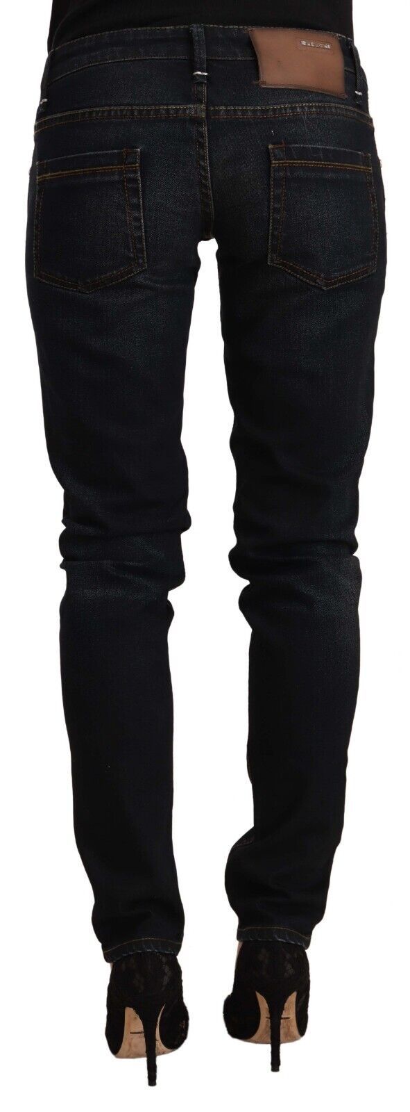Acht – Niedrig taillierte Slim-Fit-Jeans aus gewaschener Baumwolle in Schwarz