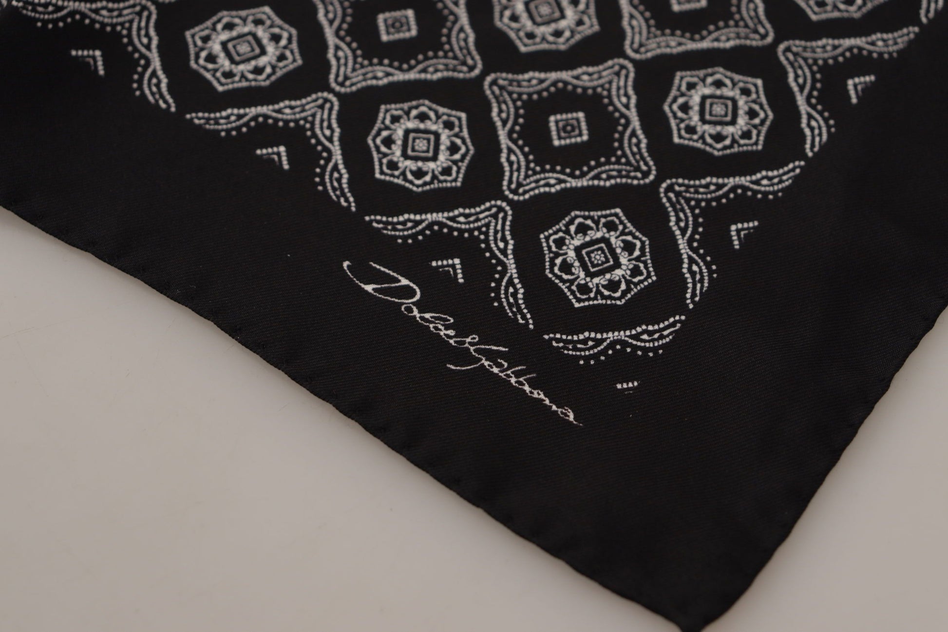 Dolce &amp; Gabbana – Schwarzer quadratischer Taschentuchschal mit geometrischem Muster