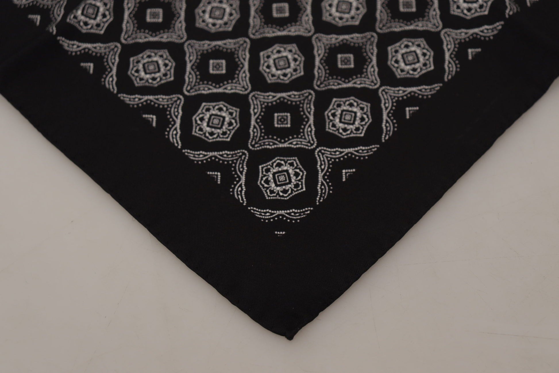 Dolce &amp; Gabbana – Schwarzer quadratischer Taschentuchschal mit geometrischem Muster