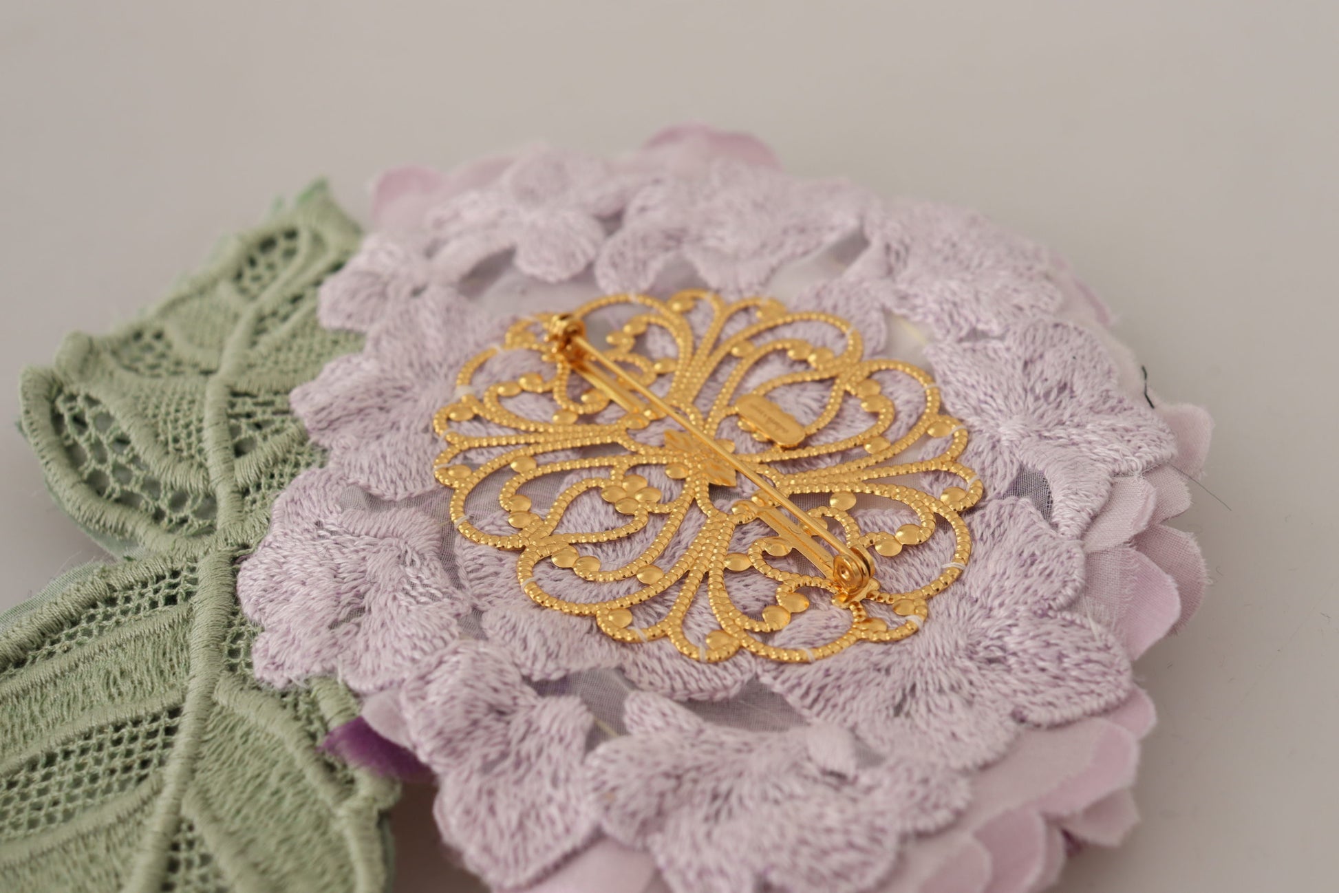 Dolce &amp; Gabbana Damen-Brosche aus Messing mit Blumenmuster in Lila und Gold