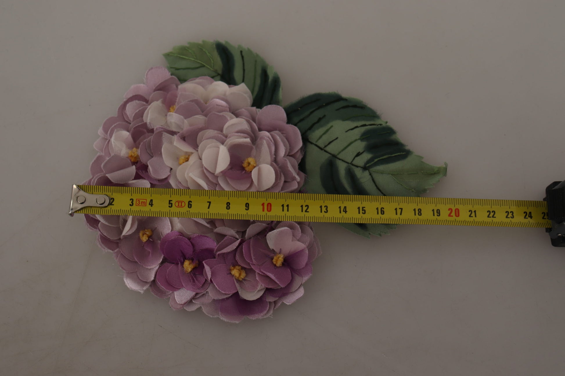 Dolce &amp; Gabbana Damen-Brosche aus Messing mit Blumenmuster in Lila und Gold