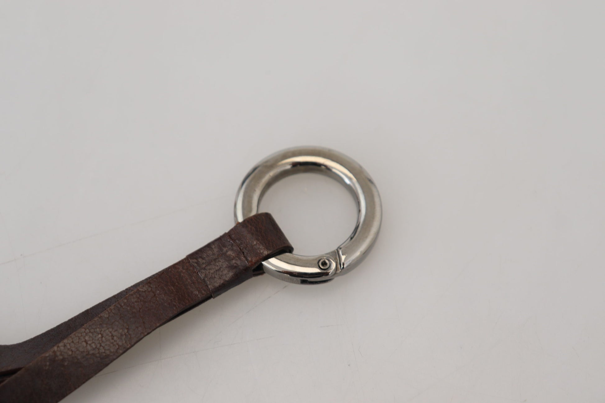 Porte-clés en métal argenté et cuir marron Costume National