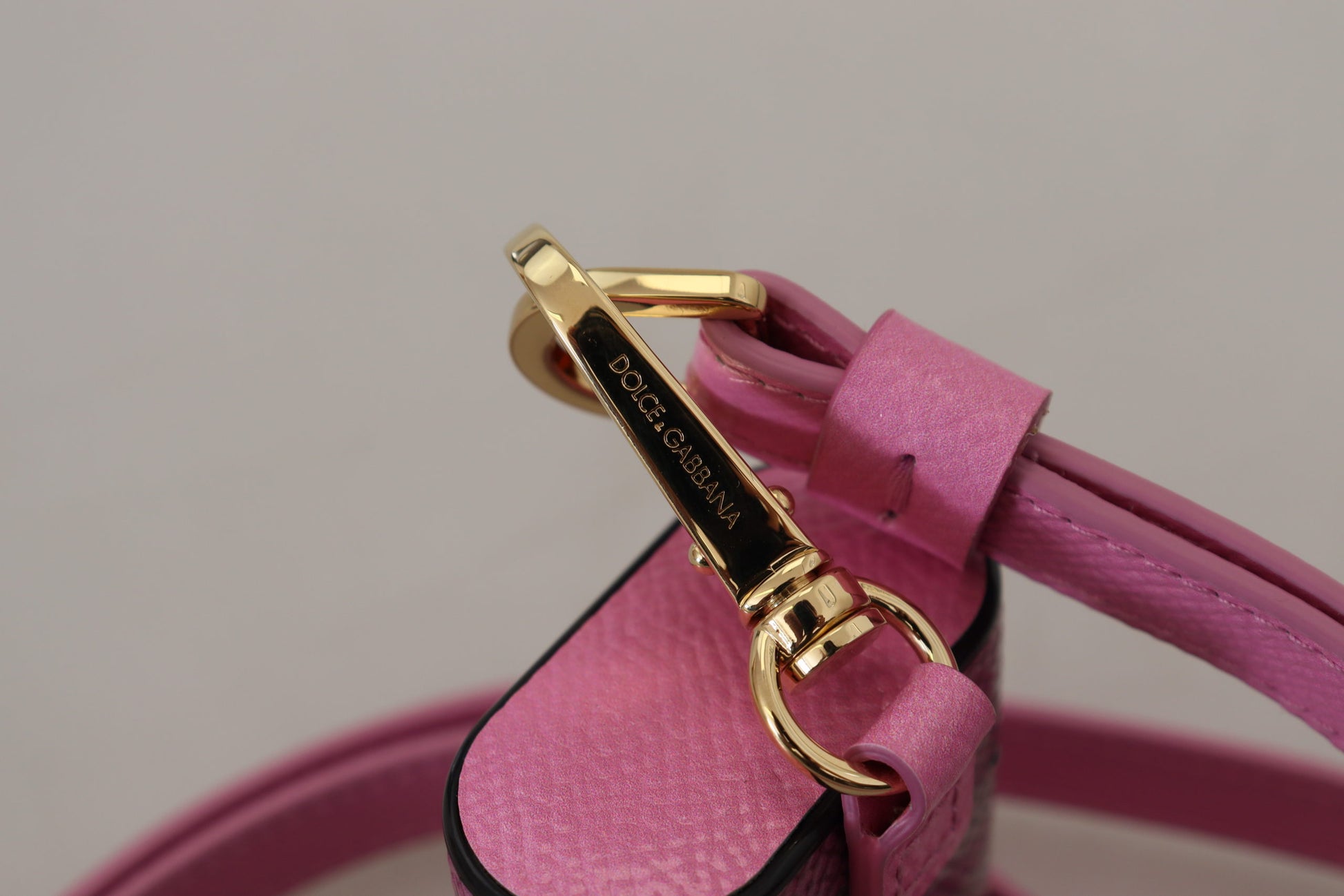 Étui AirPods Dolce & Gabbana Rose Noir en Cuir avec Logo Métallique Doré