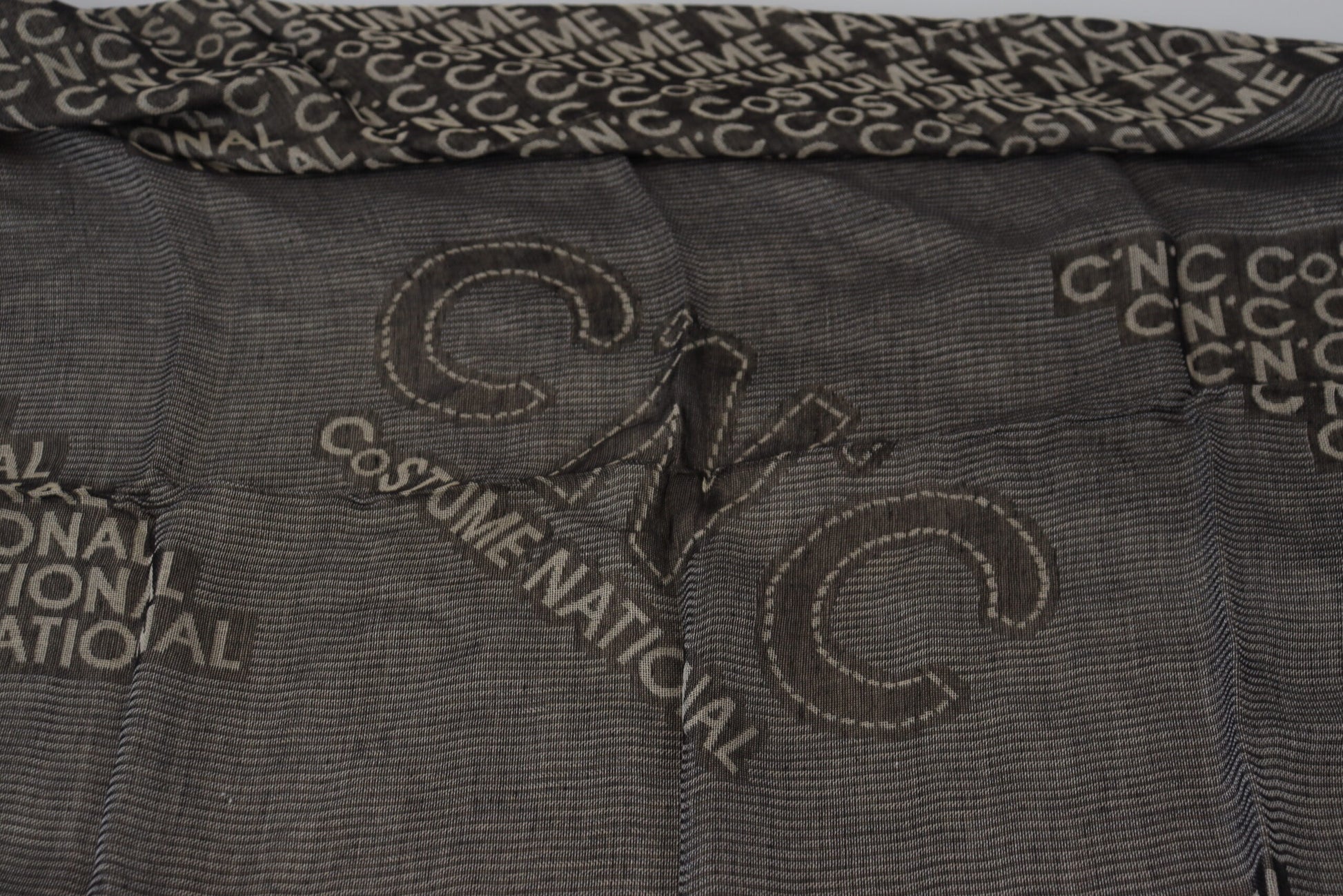 Écharpe Châle Cache-cou en maille grise avec logo Costume National
