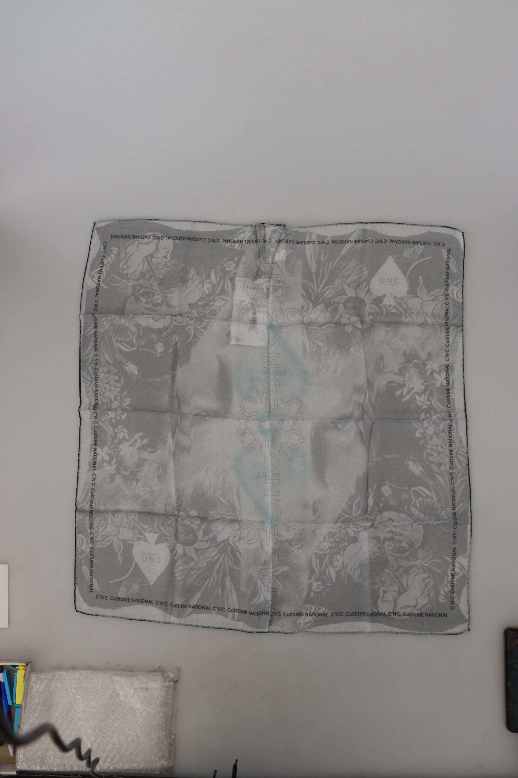 Écharpe Costume National Foulard Imprimé Gris Marque