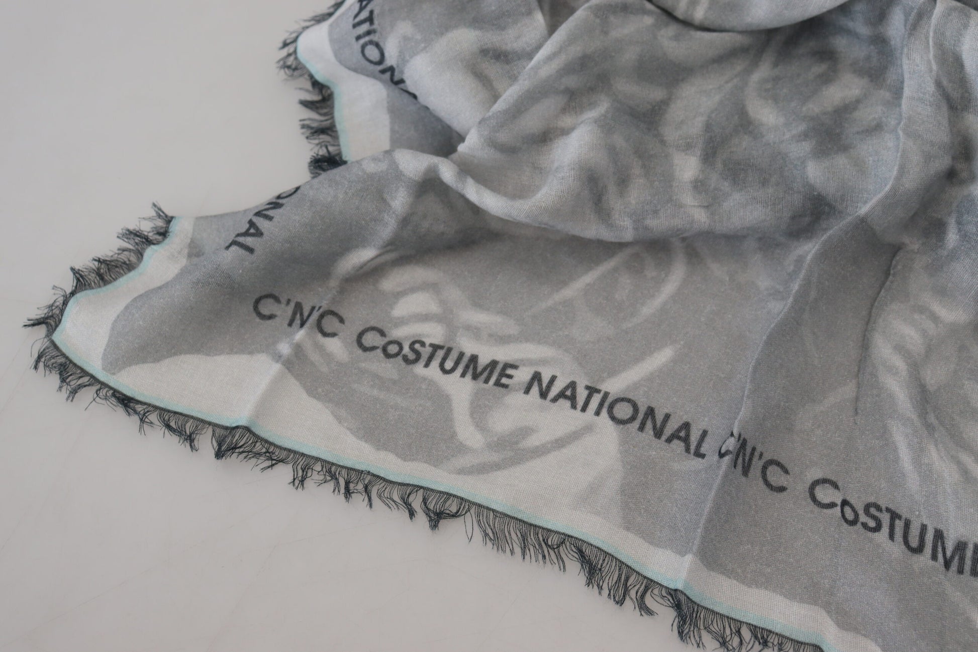 Écharpe Foulard à Imprimé Gris et Franges Costume National