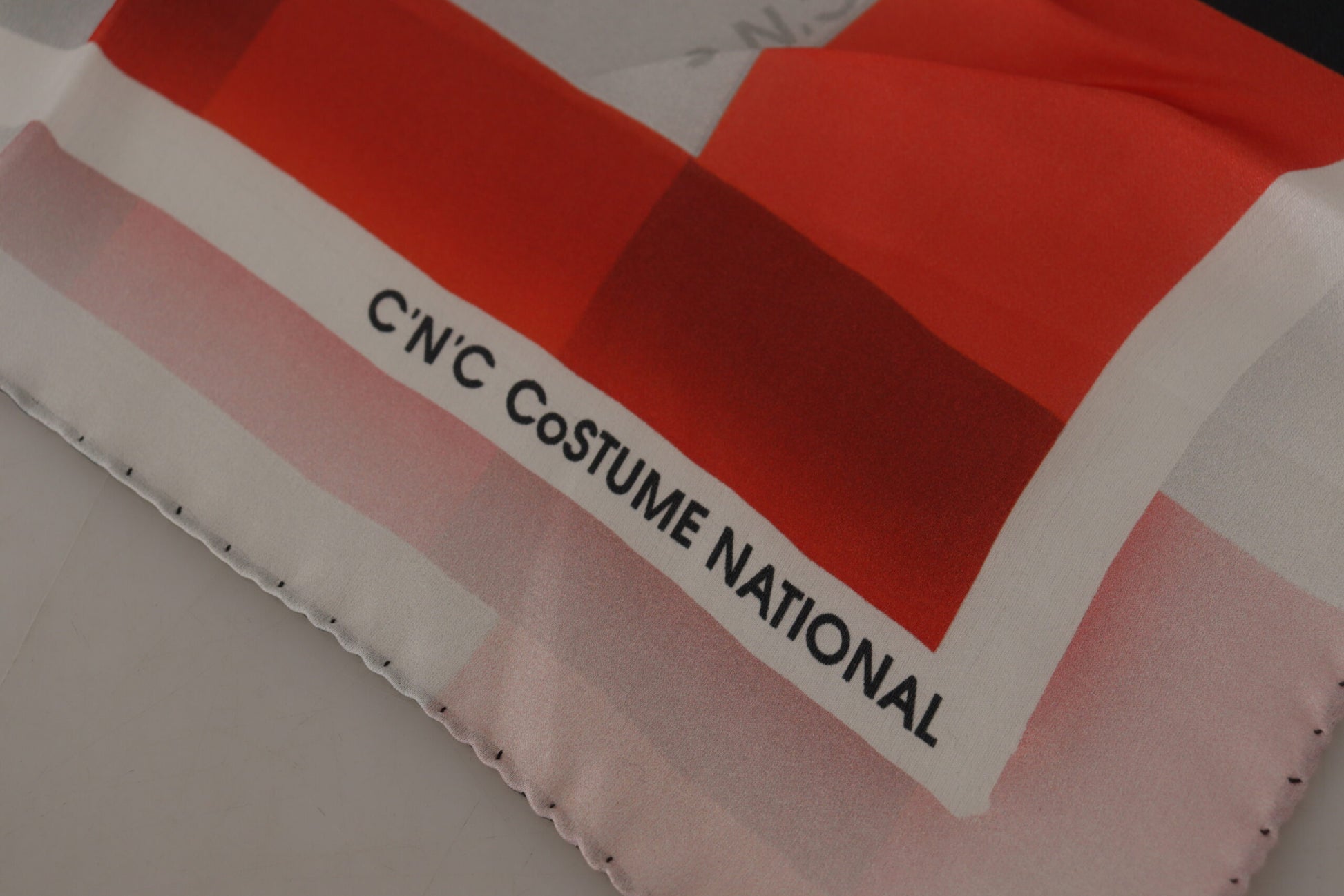 Écharpe Foulard Cache-cœur en Soie Grise et Rouge Costume National
