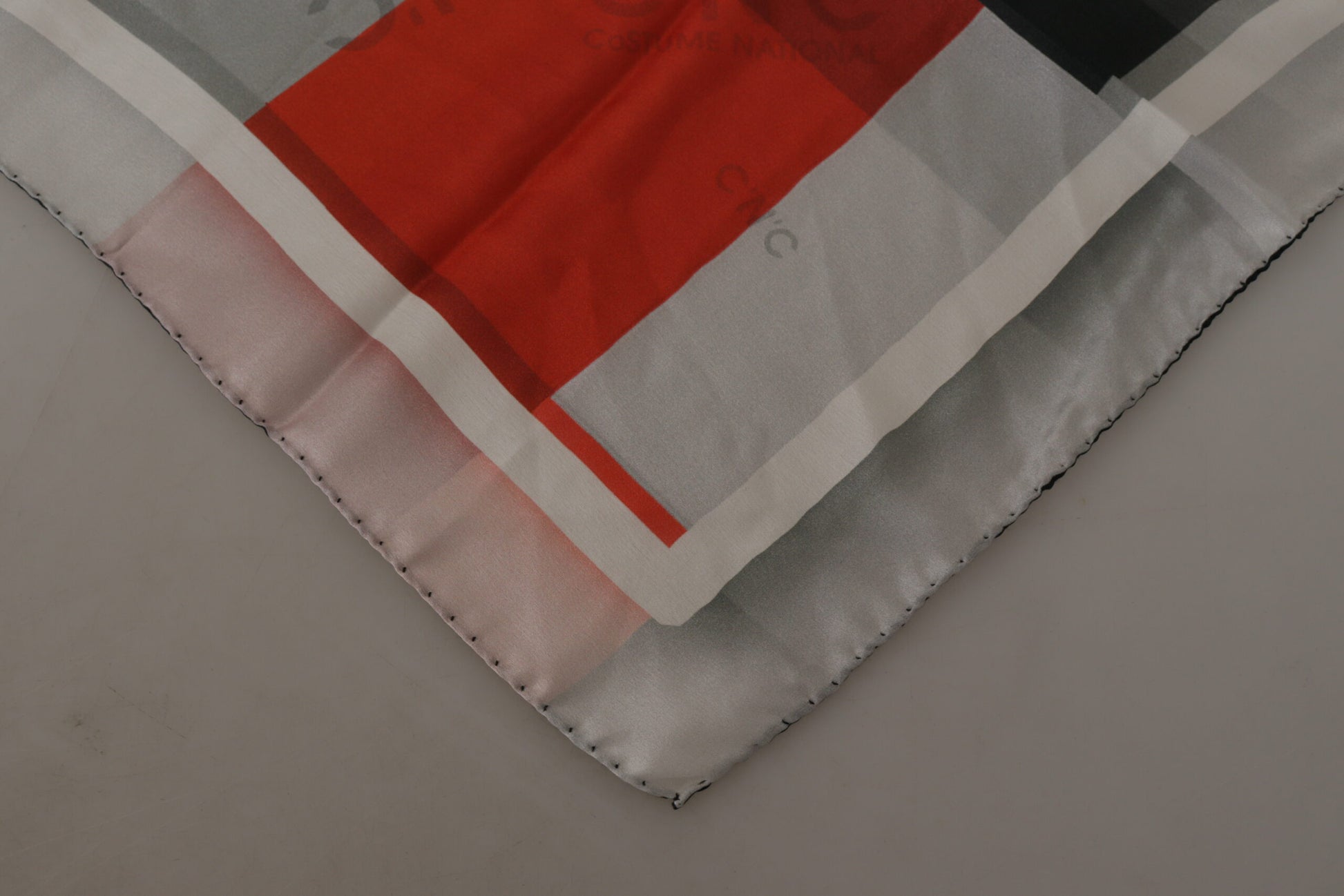 Écharpe Foulard Cache-cœur en Soie Grise et Rouge Costume National