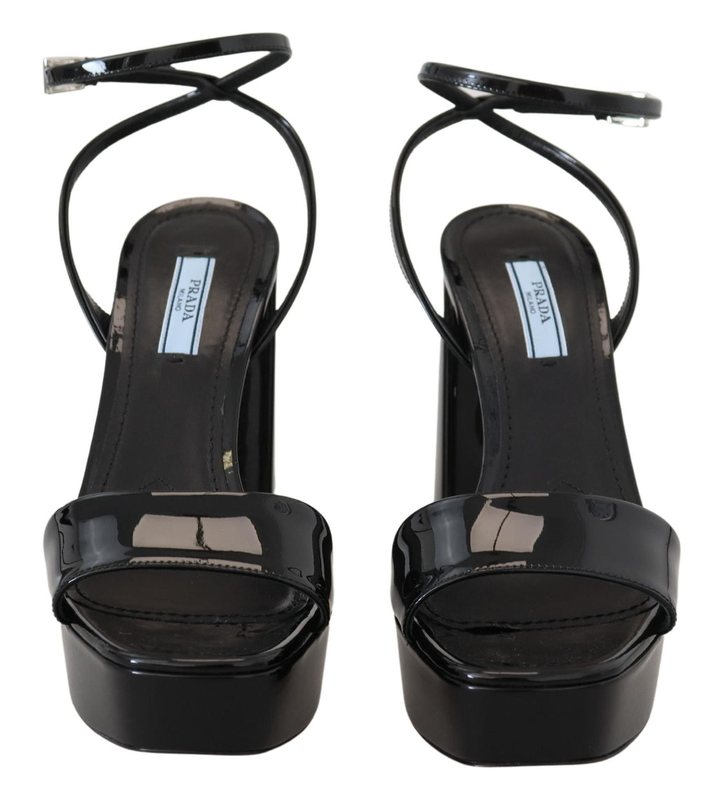 Prada Schwarze Lacksandalen mit Knöchelriemen und Absatz aus Leder