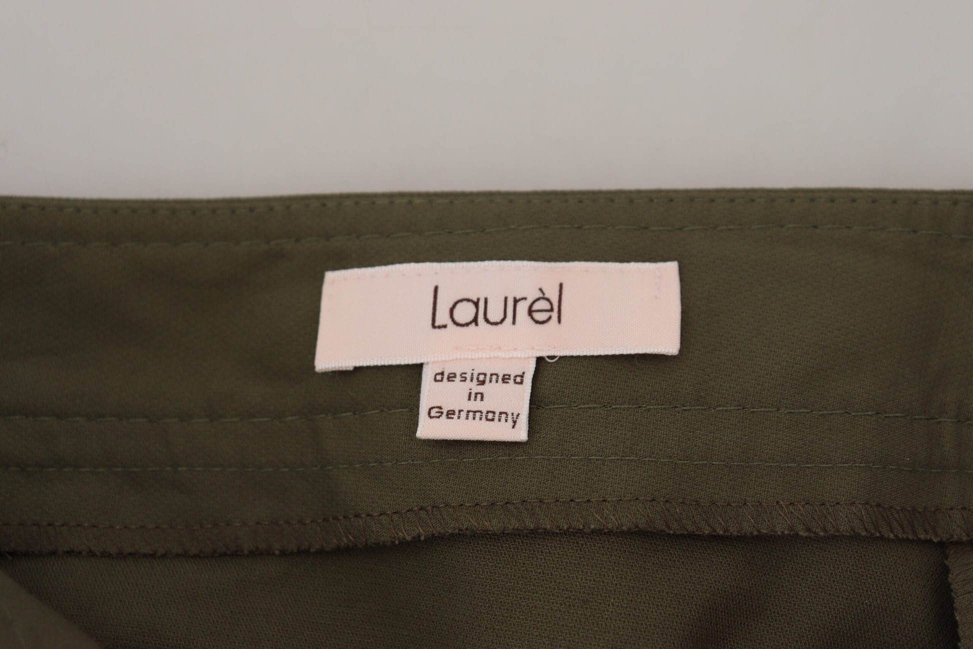 LAUREL Grüne, hoch taillierte Karottenhose aus Baumwolle für Damen