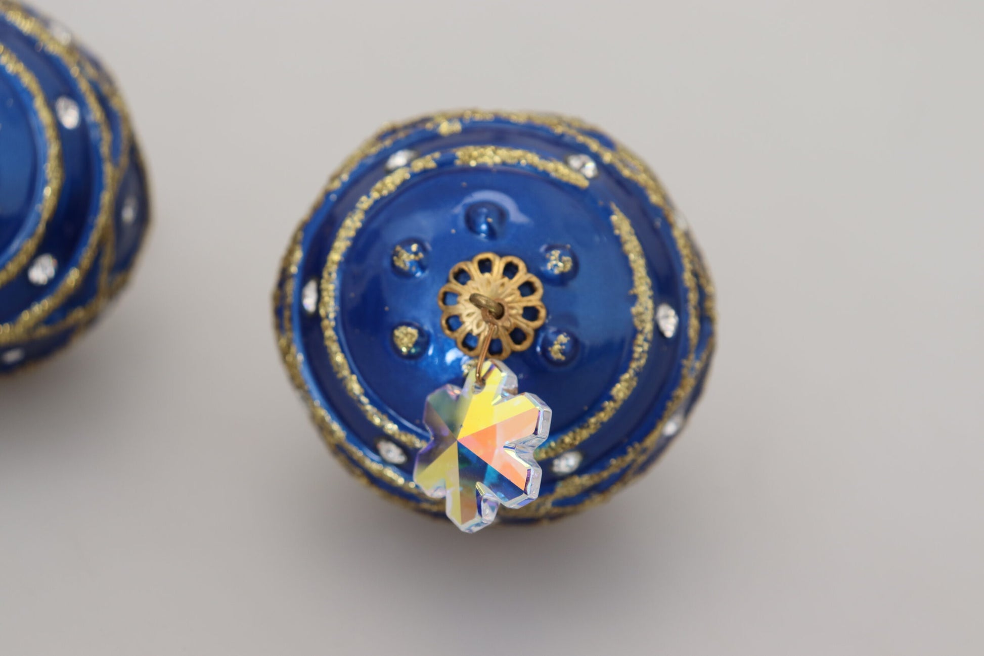 Dolce &amp; Gabbana – Ohrclips aus goldenem Messing mit blauen Kugeln und Kristallen