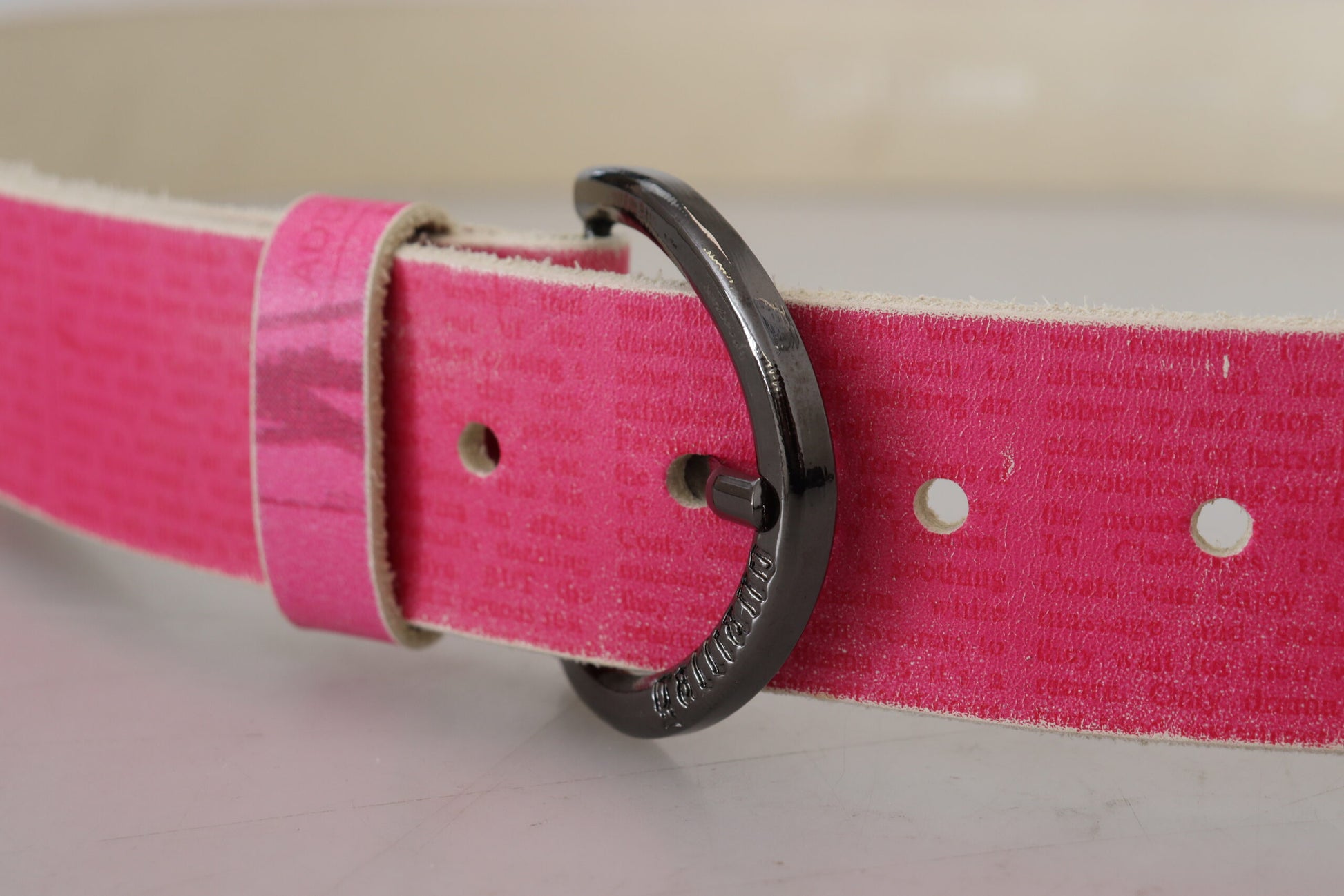 Ceinture en cuir rose à boucle ronde et logo lettre John Galliano