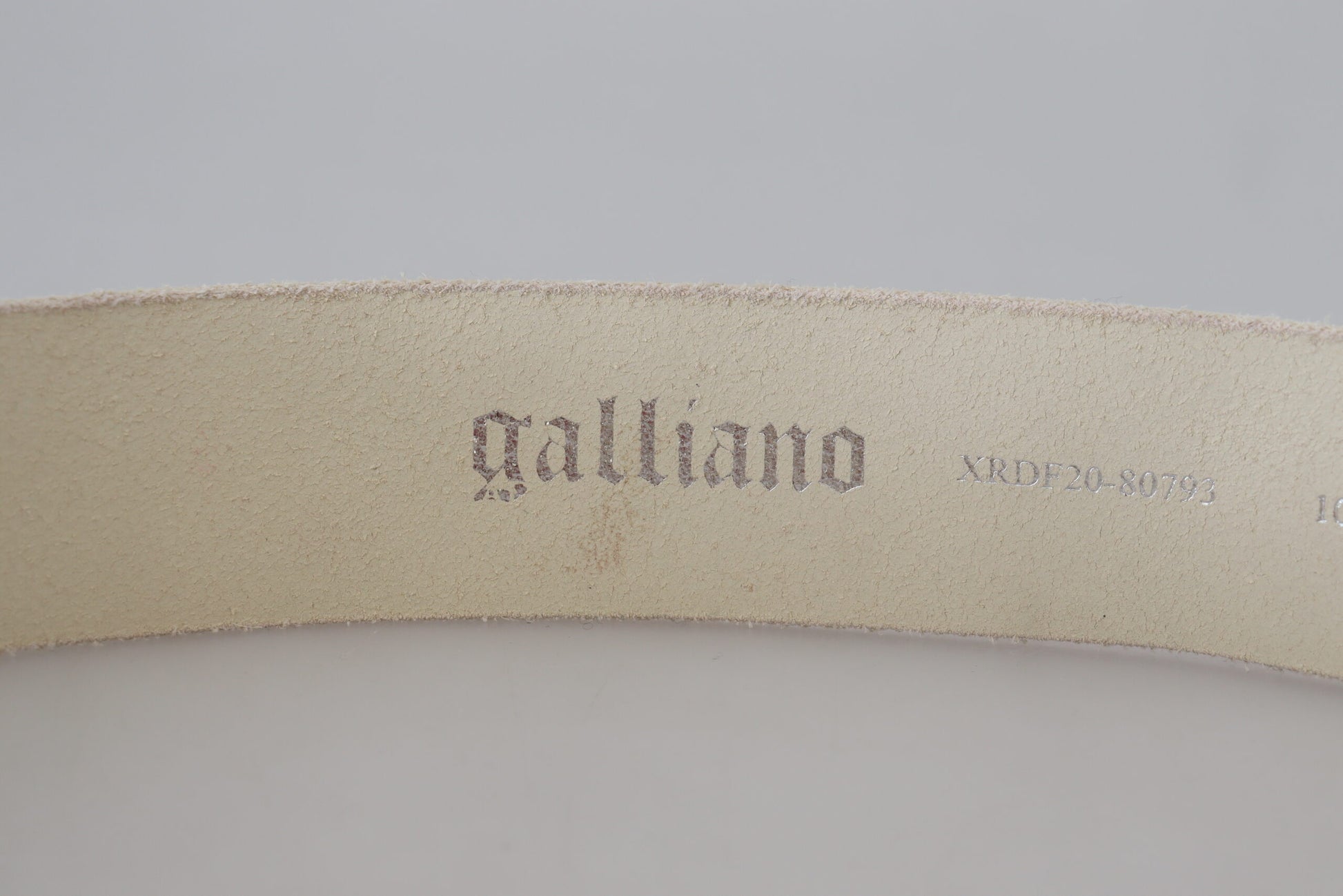 Ceinture en cuir rose à boucle ronde et logo lettre John Galliano