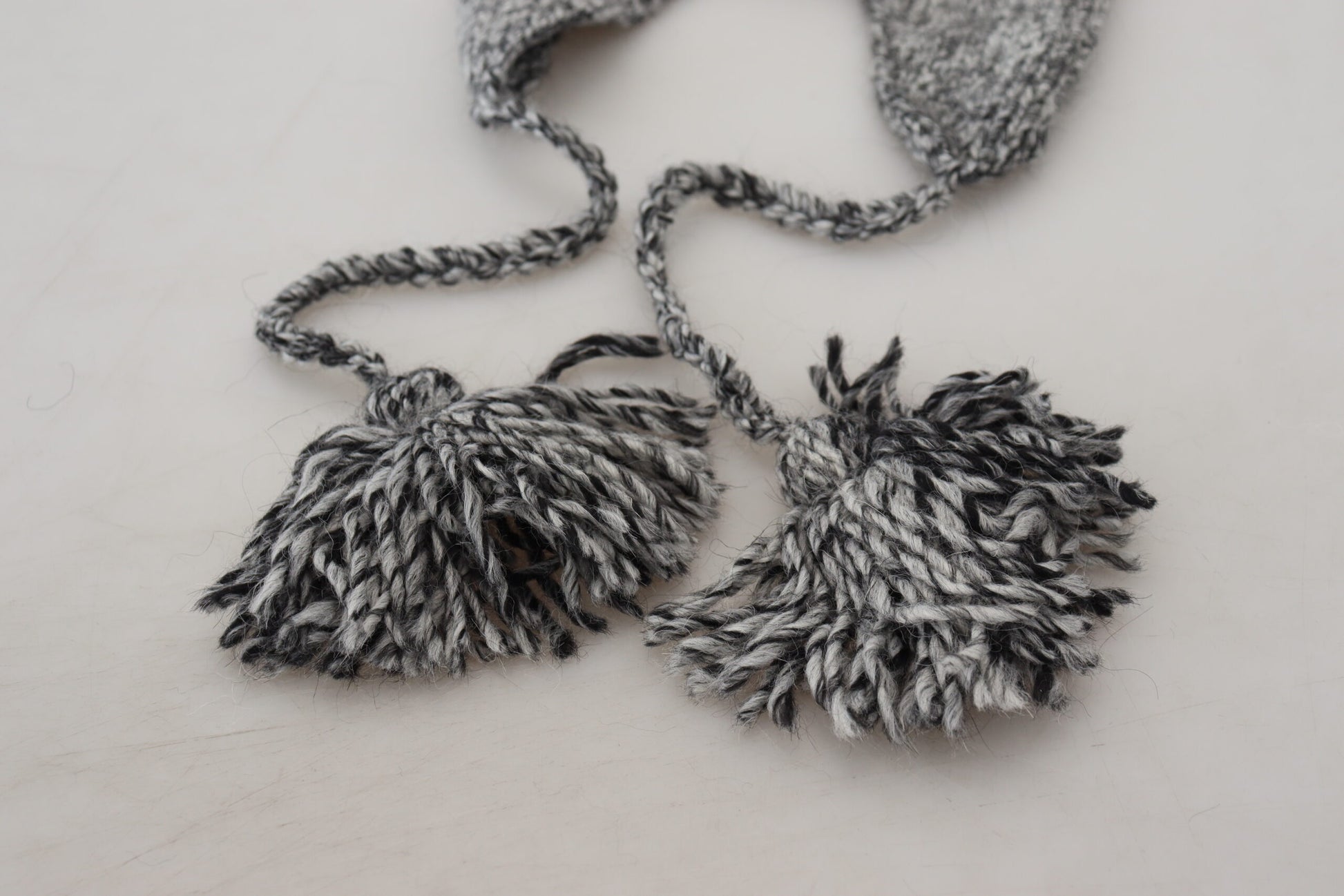 Bonnet tricoté Dolce & Gabbana gris en polaire chaude avec cache-oreilles