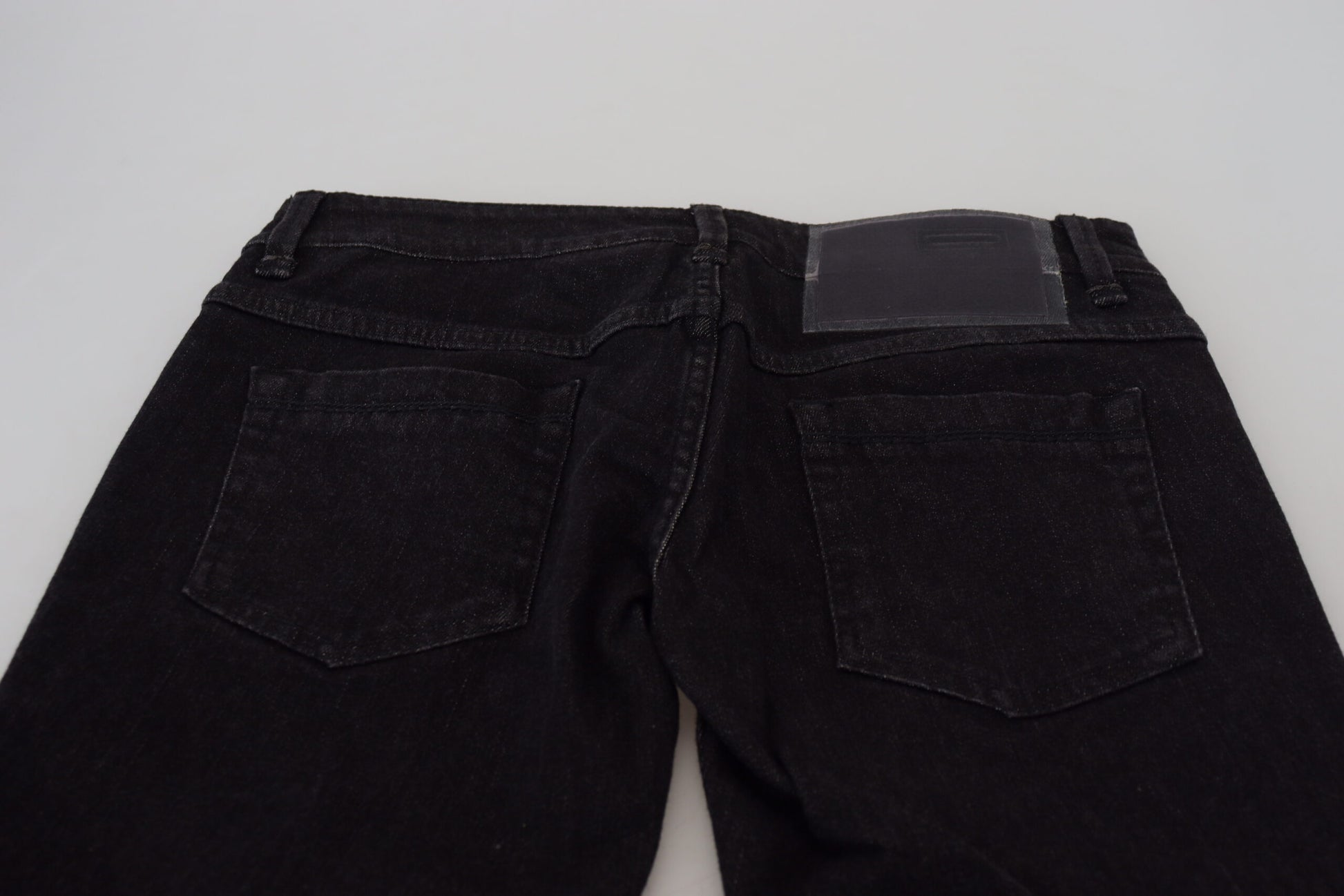 Acht – Schwarze Slim Fit-Jeans aus Baumwolldenim mit niedriger Taille