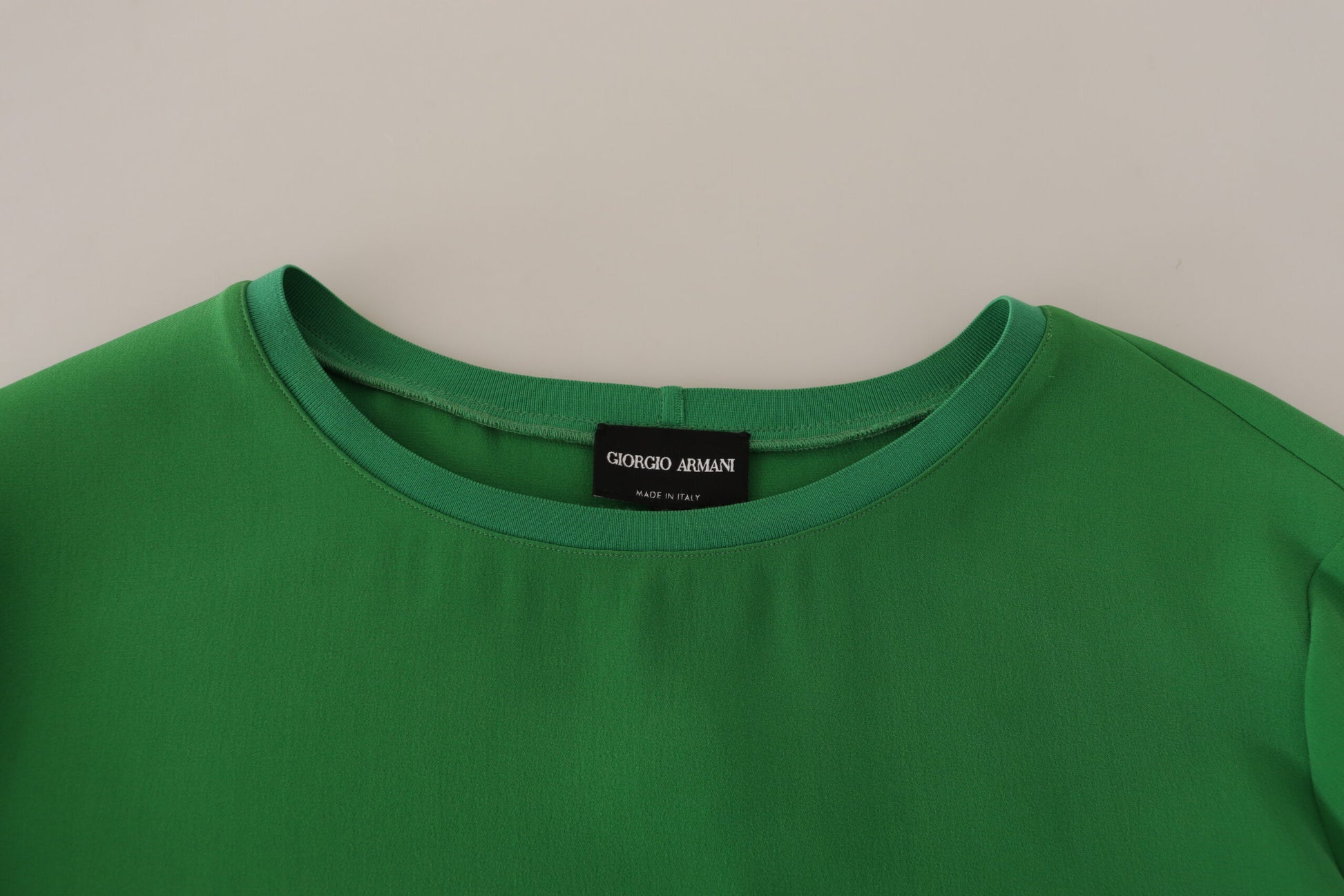 Armani – Grüner Seidenpullover mit langen Ärmeln und Rundhalsausschnitt