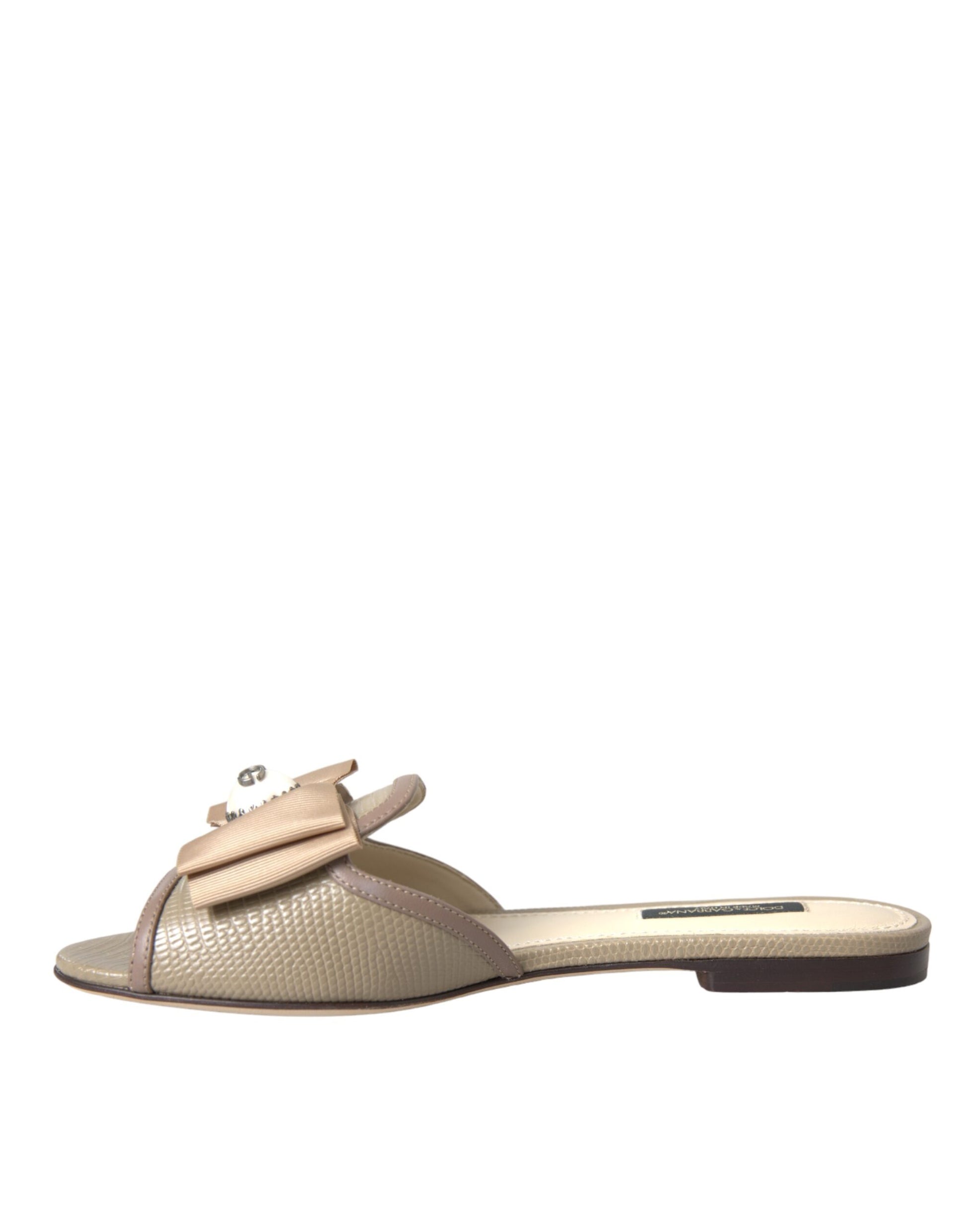Dolce & Gabbana Sandales Plates Beige à Logo et Perles