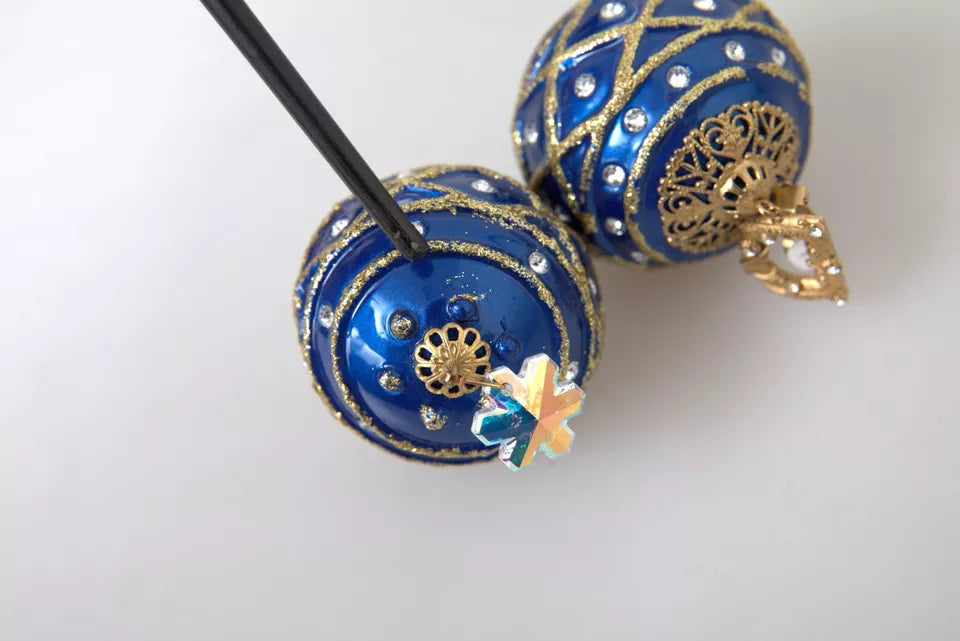 Dolce &amp; Gabbana – Ohrclips mit Weihnachtskugeln und blauem Kristall in Messing