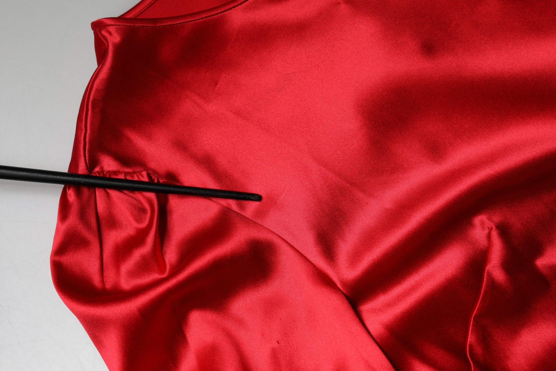 Chemisier Dolce & Gabbana en satin rouge avec dentelle et col rond