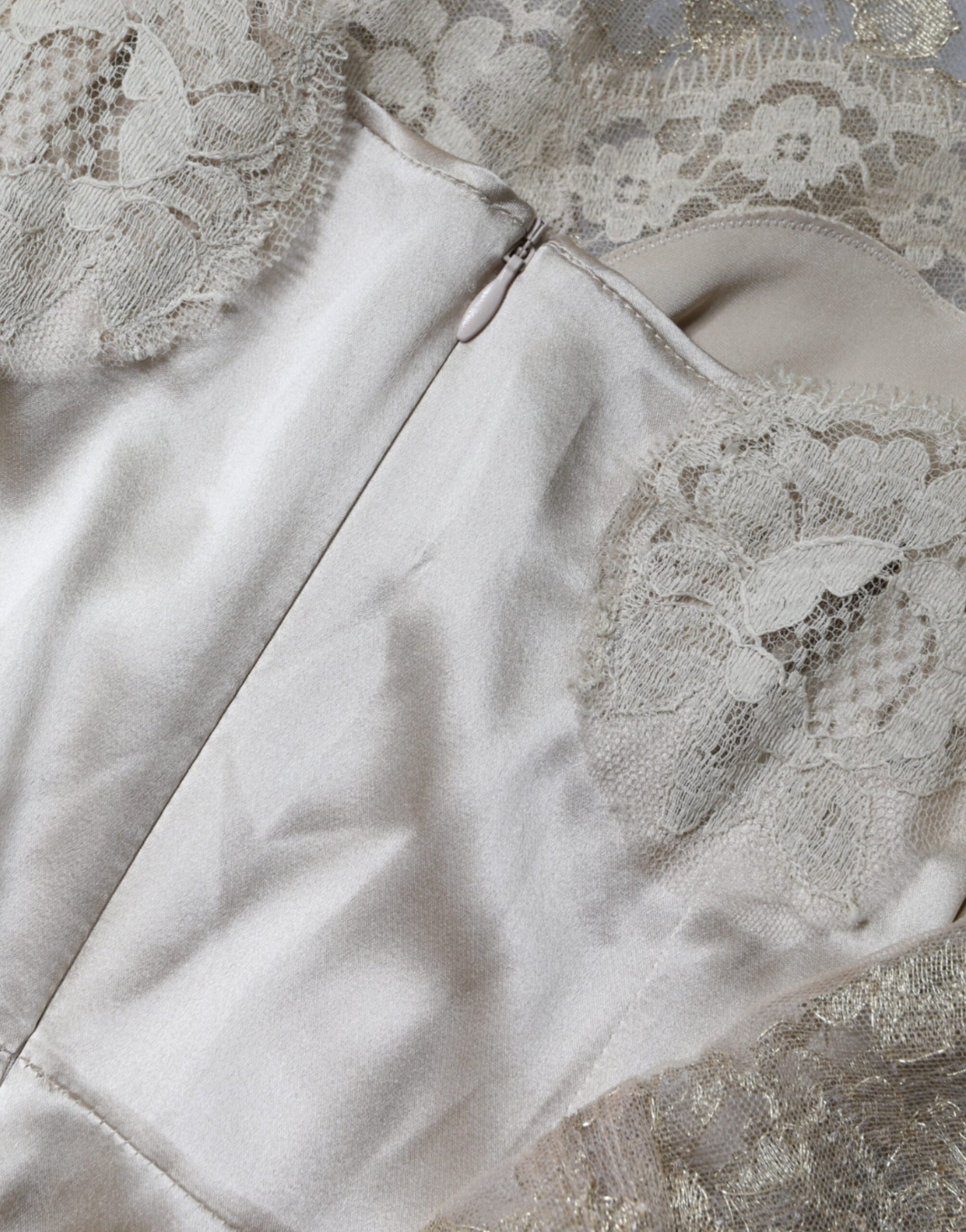Mini robe fourreau évasée Dolce & Gabbana en dentelle florale dorée