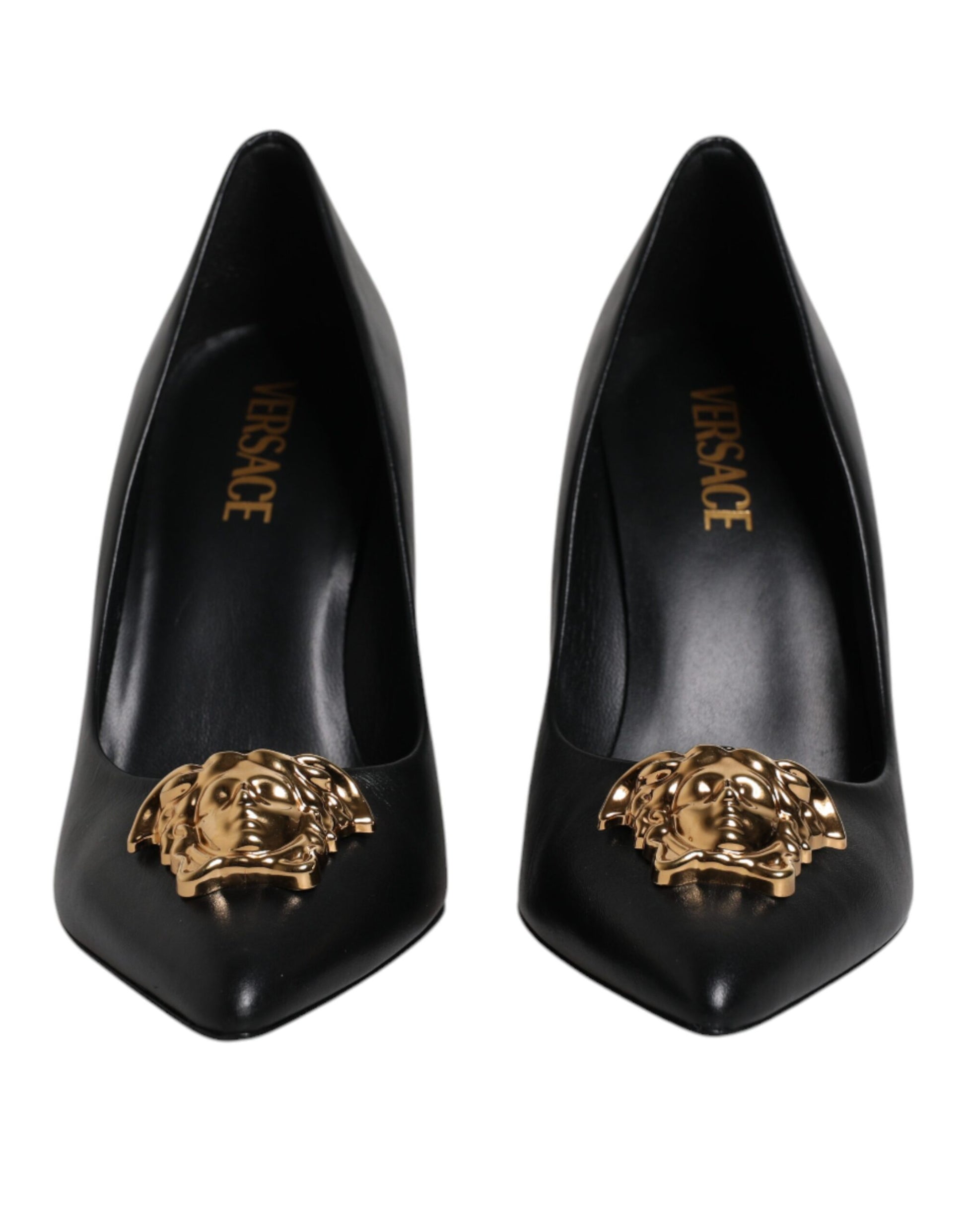 Versace – Pumps mit Logo-Schild aus schwarzem Leder