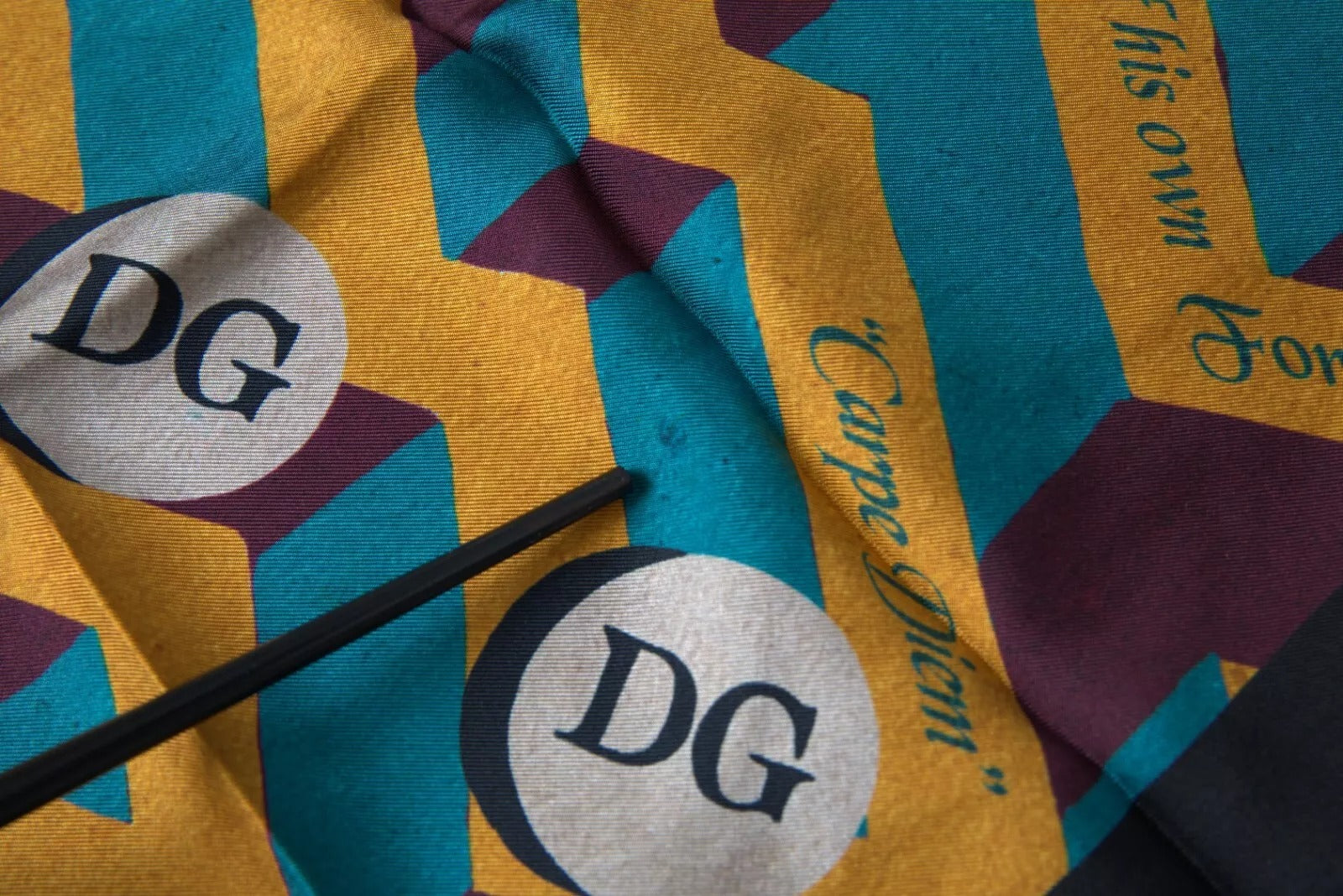 Dolce &amp; Gabbana – Mehrfarbig bedruckter quadratischer Taschentuchschal