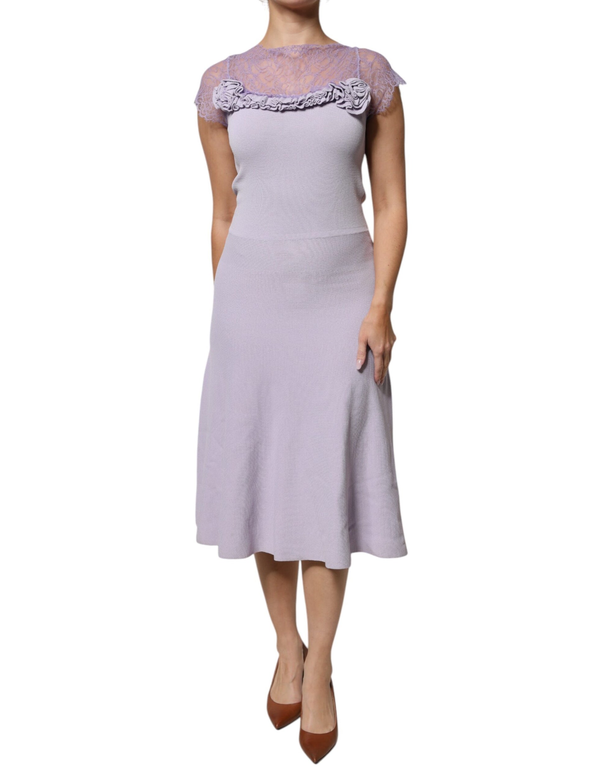 Blumarine – Lilafarbenes A-Linien-Midikleid mit kurzen Ärmeln und floralem Spitzenbesatz