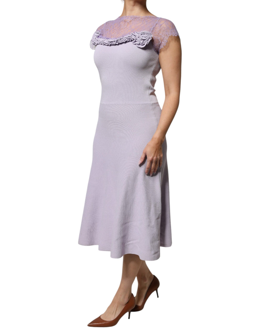 Blumarine – Lilafarbenes A-Linien-Midikleid mit kurzen Ärmeln und floralem Spitzenbesatz