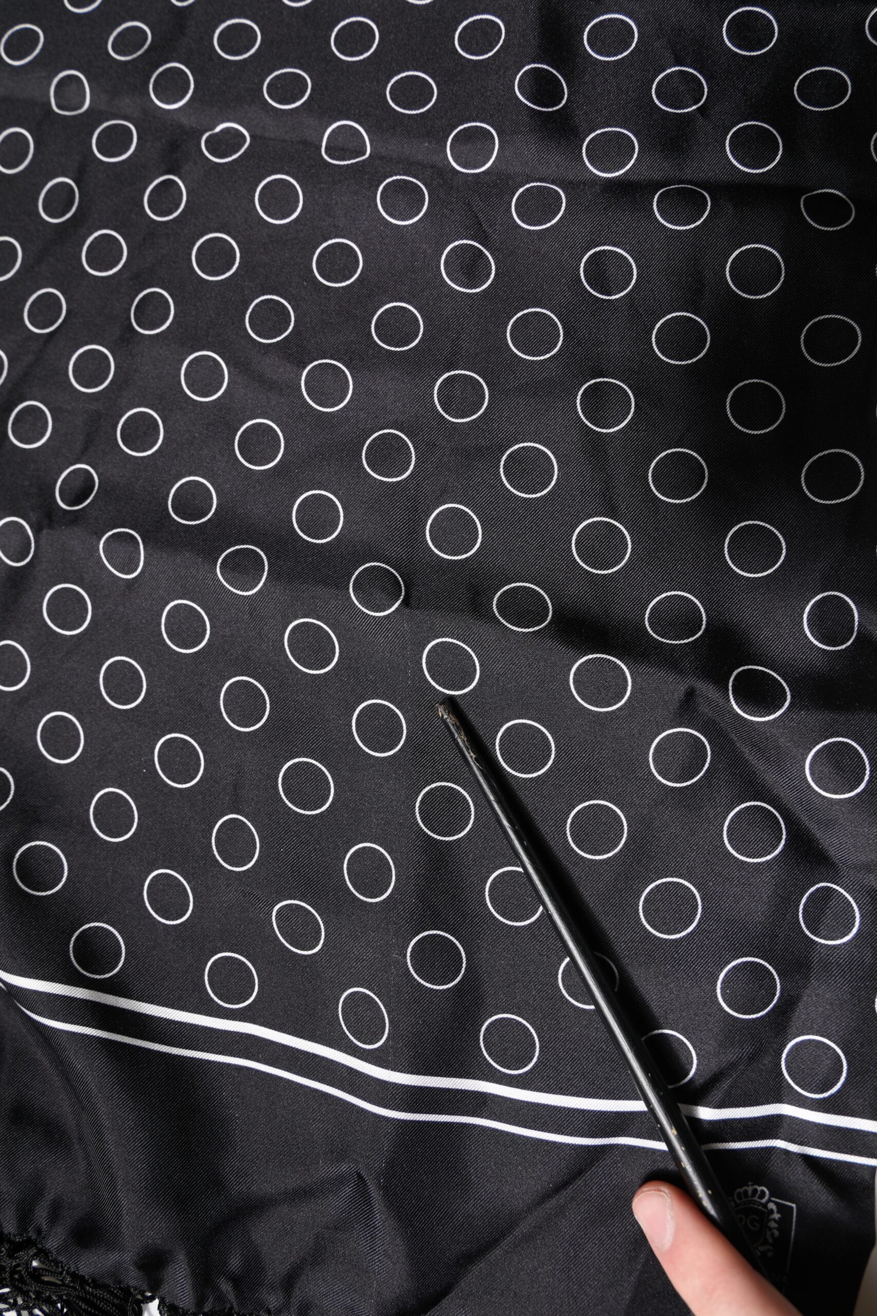 Écharpe à franges en soie à pois noirs Dolce & Gabbana