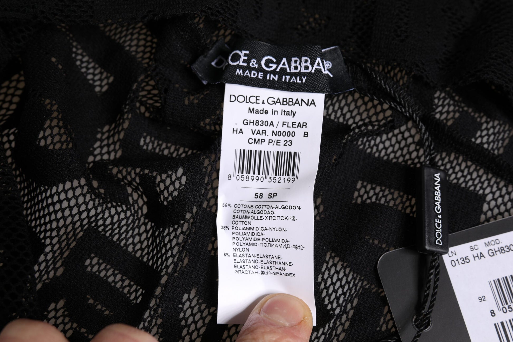 Chapeau Dolce & Gabbana en maille filet noire avec logo et couvre-tête intégral