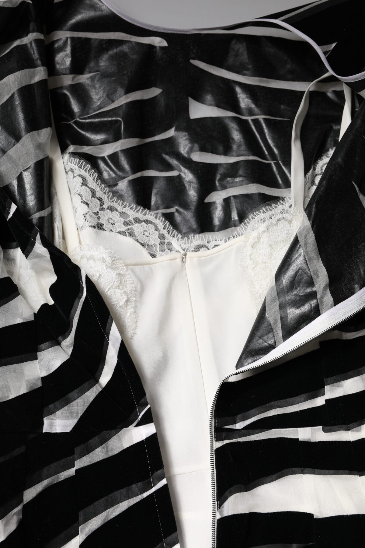 Robe courte fourreau trapèze Dolce & Gabbana noire et blanche à imprimé zèbre