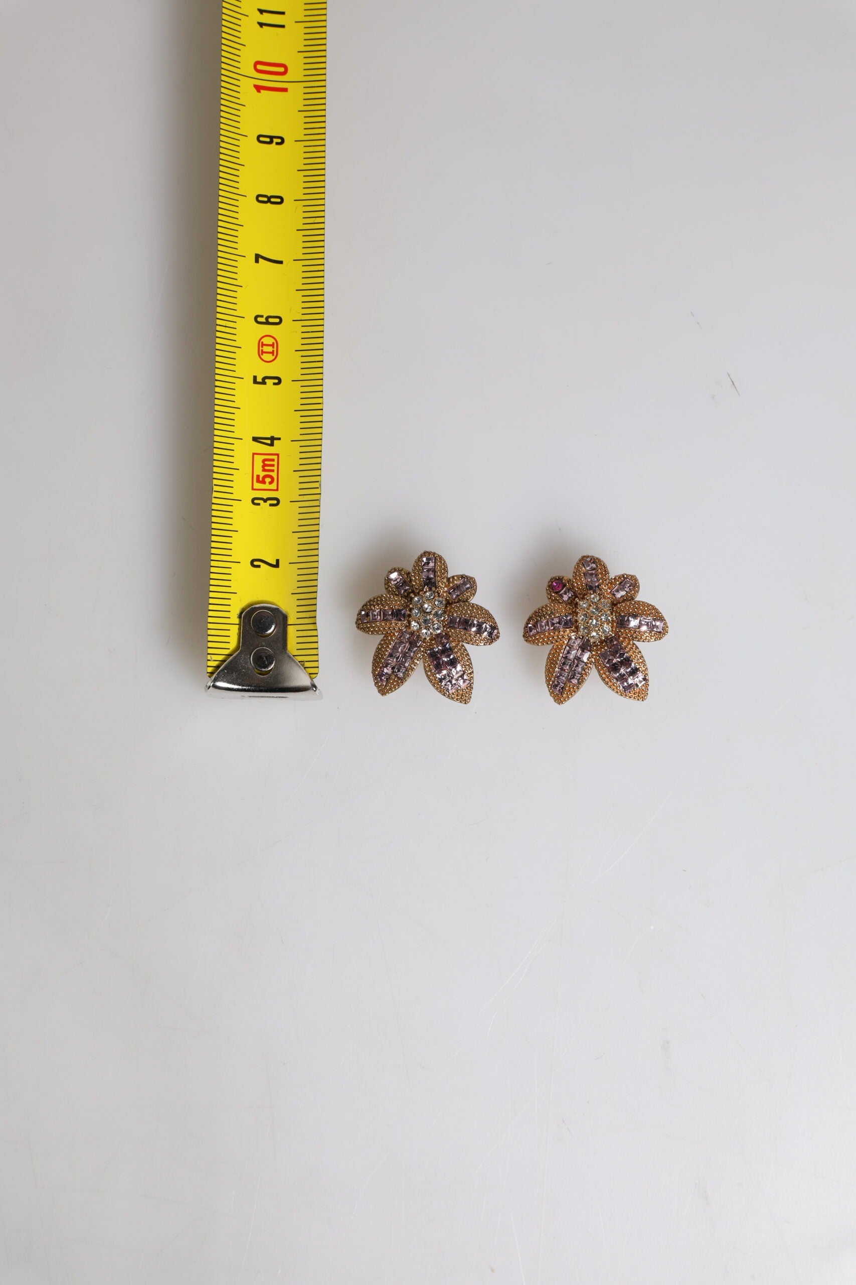 Dolce &amp; Gabbana – Ohrclips aus goldenem Messing mit violetten, blumenförmigen Kristallen