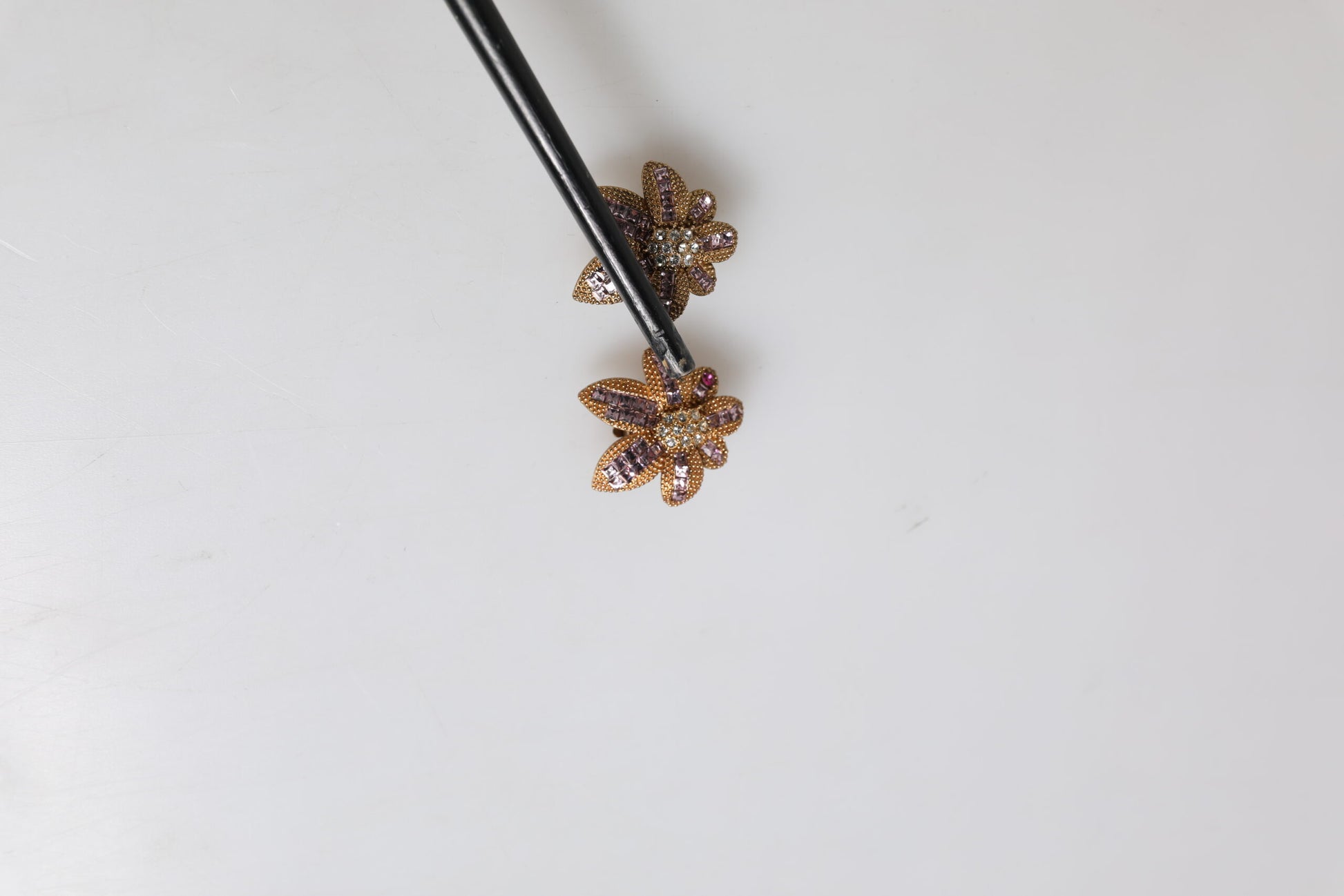 Dolce &amp; Gabbana – Ohrclips aus goldenem Messing mit violetten, blumenförmigen Kristallen