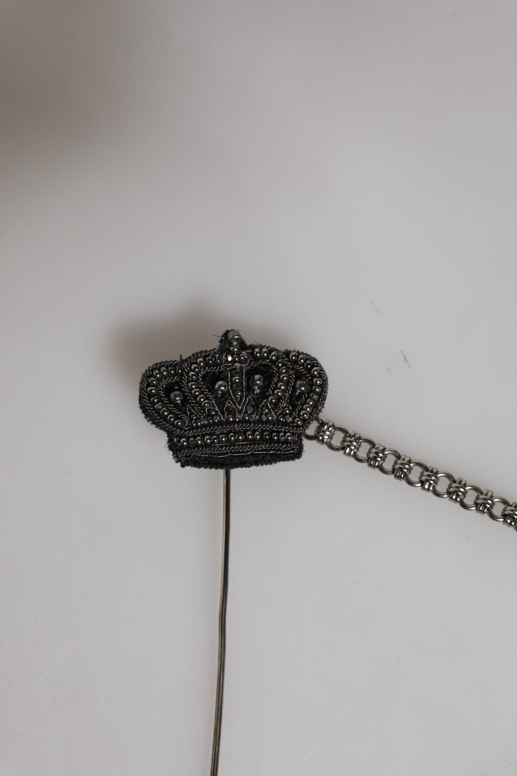 Dolce &amp; Gabbana Silberfarbene Messing-Kronenkette für Damenbrosche und Anstecknadel