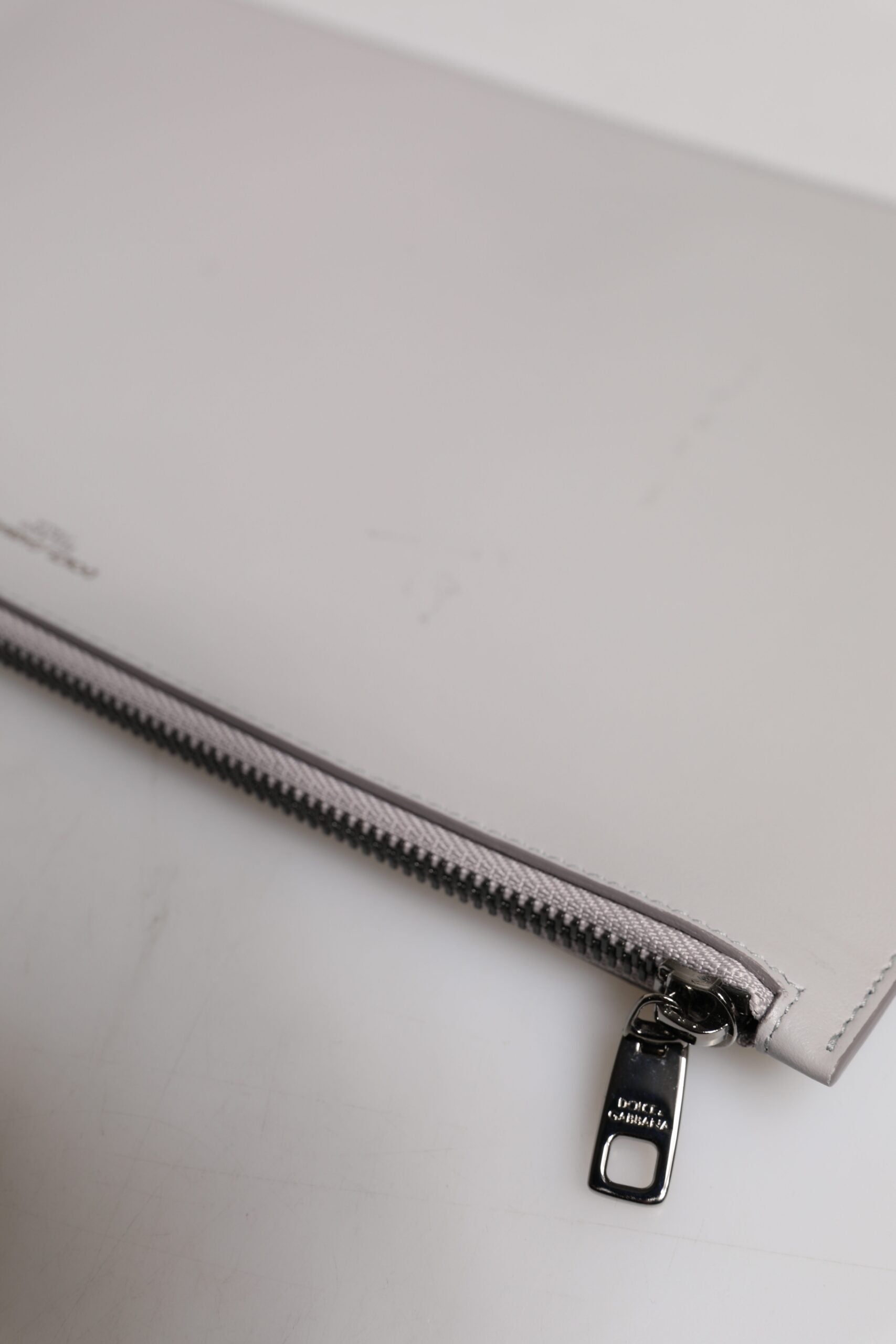 Dolce & Gabbana Pochette Homme en Cuir Gris Uni avec Logo DG et Fermeture Éclair
