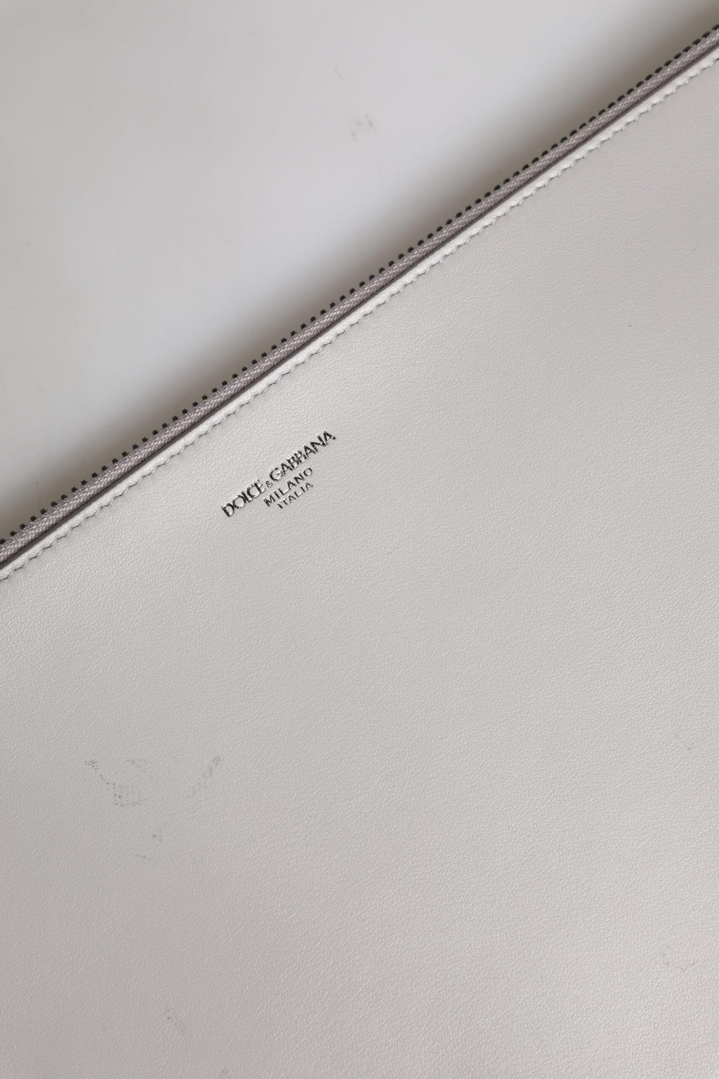 Dolce & Gabbana Pochette Homme en Cuir Gris Uni avec Logo DG et Fermeture Éclair