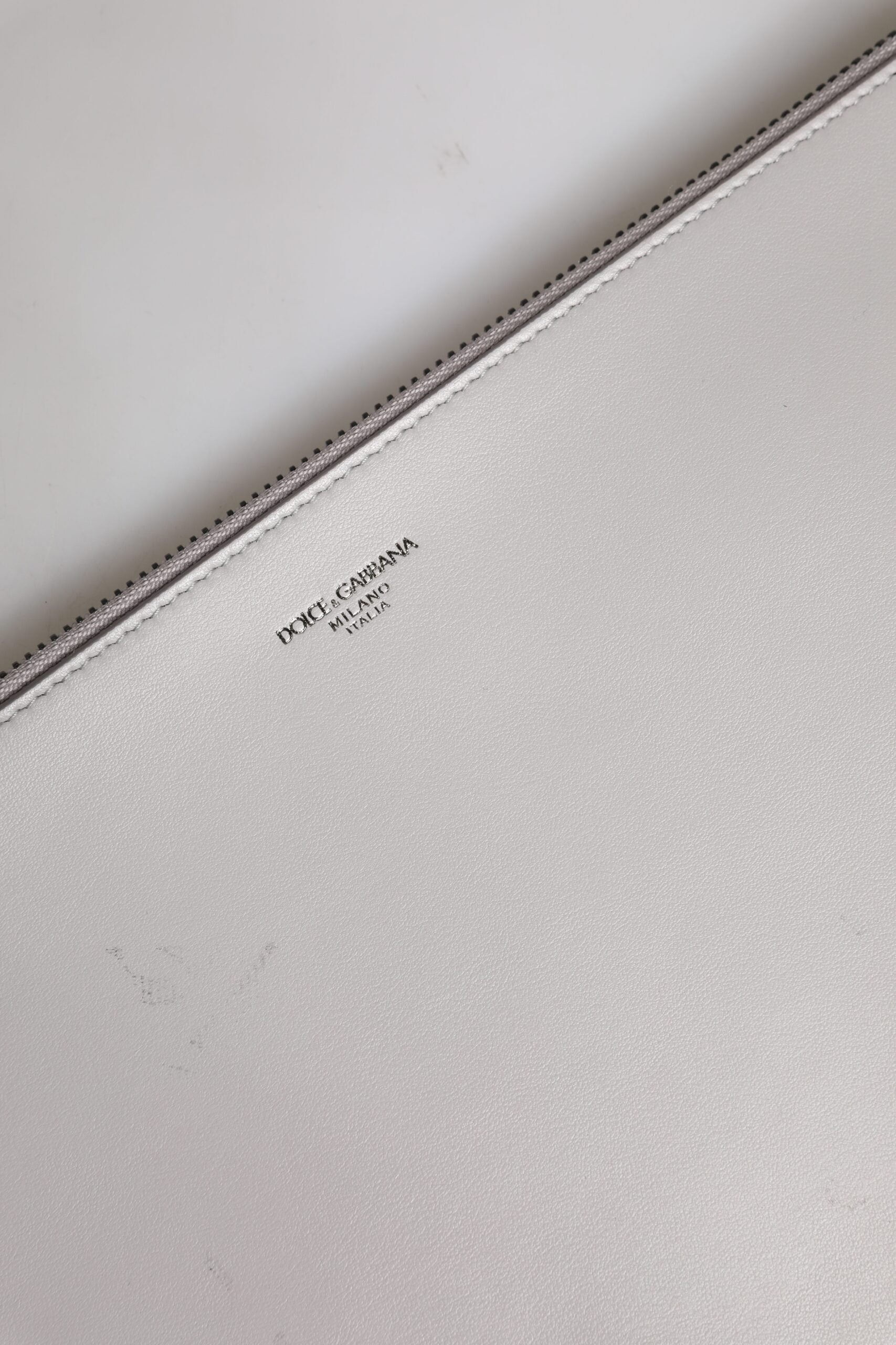 Dolce & Gabbana Pochette Homme en Cuir Gris Uni avec Logo DG et Fermeture Éclair