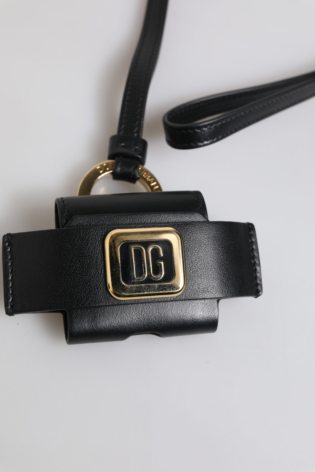 Étui AirPods Dolce & Gabbana en Cuir Noir avec Plaque Logo Métal Doré
