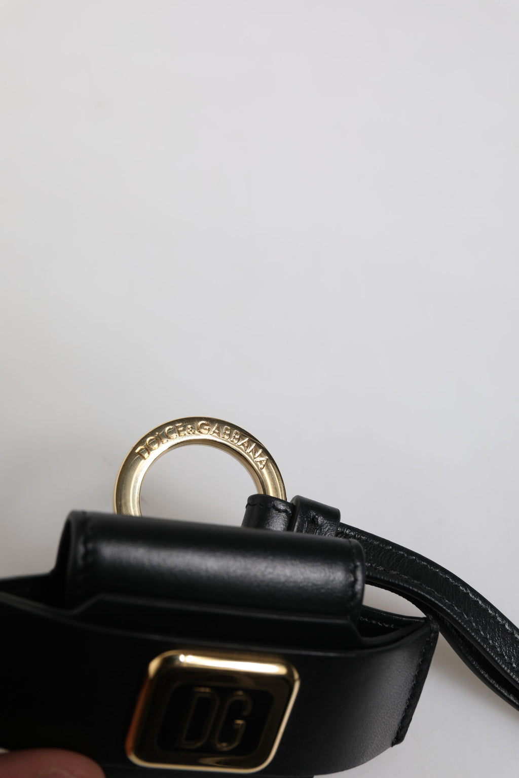 Étui AirPods Dolce & Gabbana en Cuir Noir avec Plaque Logo Métal Doré