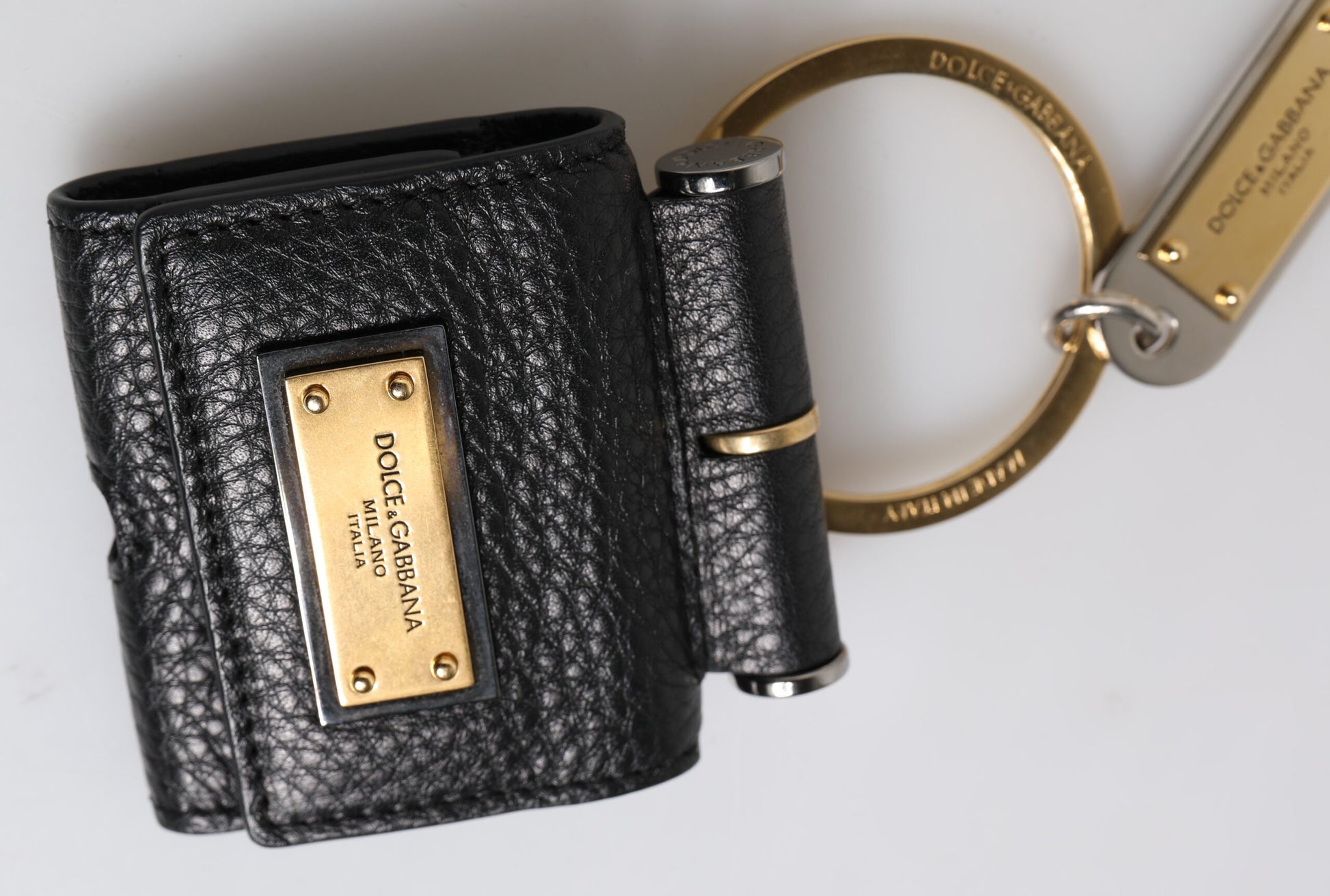 Étui AirPods Dolce & Gabbana en Cuir Noir avec Plaque Logo Métal Doré