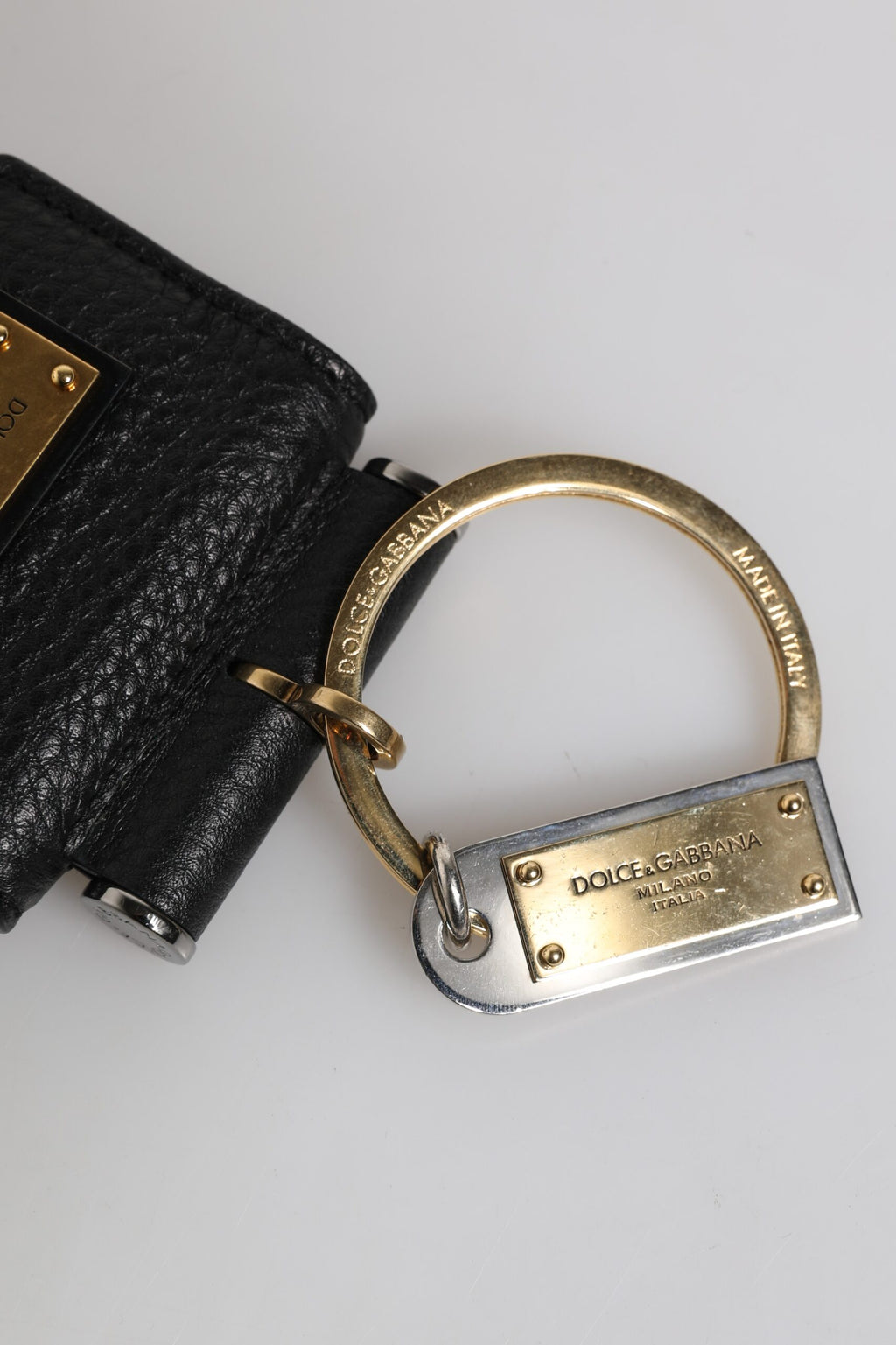 Étui AirPods Dolce & Gabbana en Cuir Noir avec Plaque Logo Métal Doré
