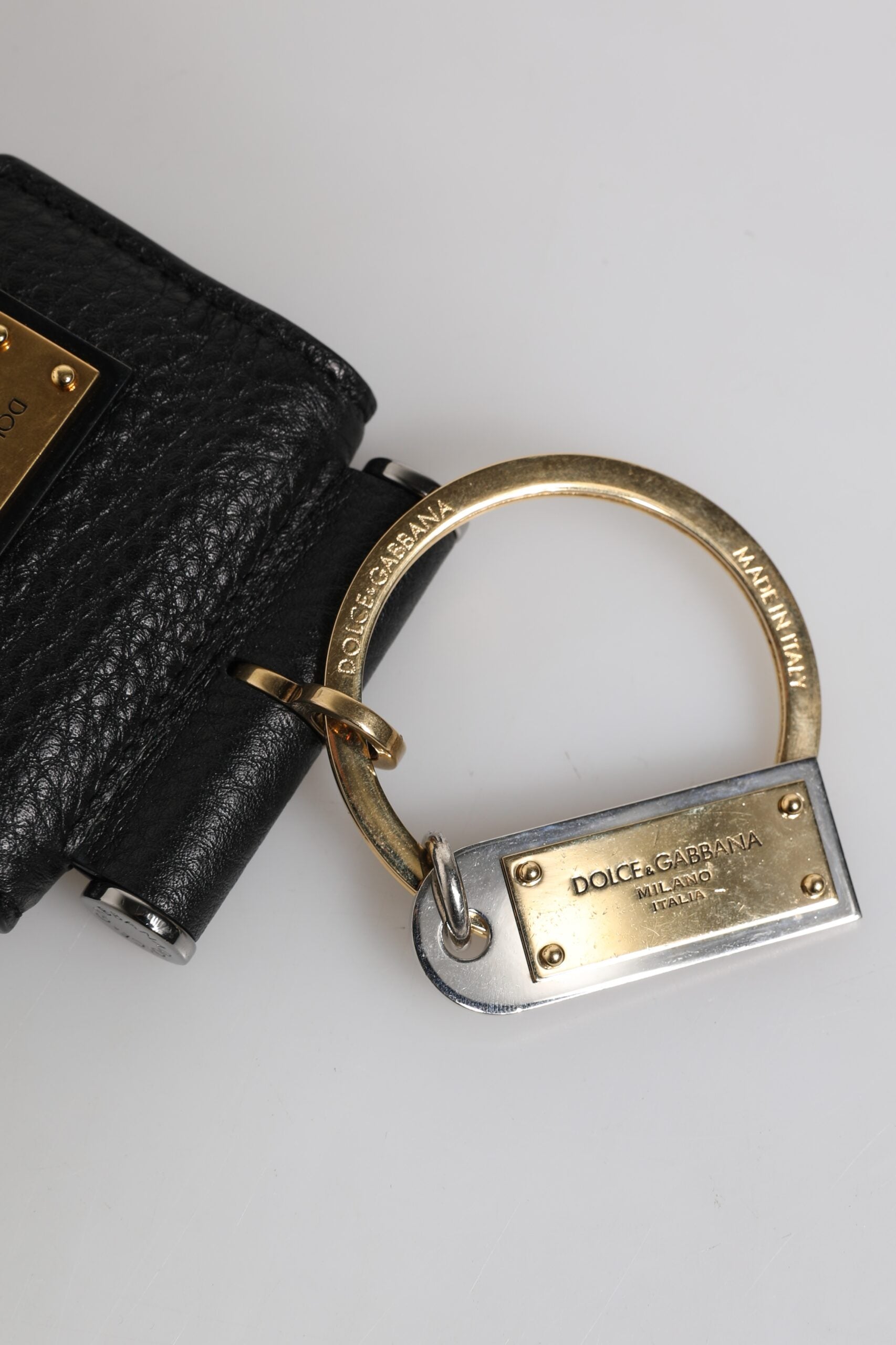 Étui AirPods Dolce & Gabbana en Cuir Noir avec Plaque Logo Métal Doré