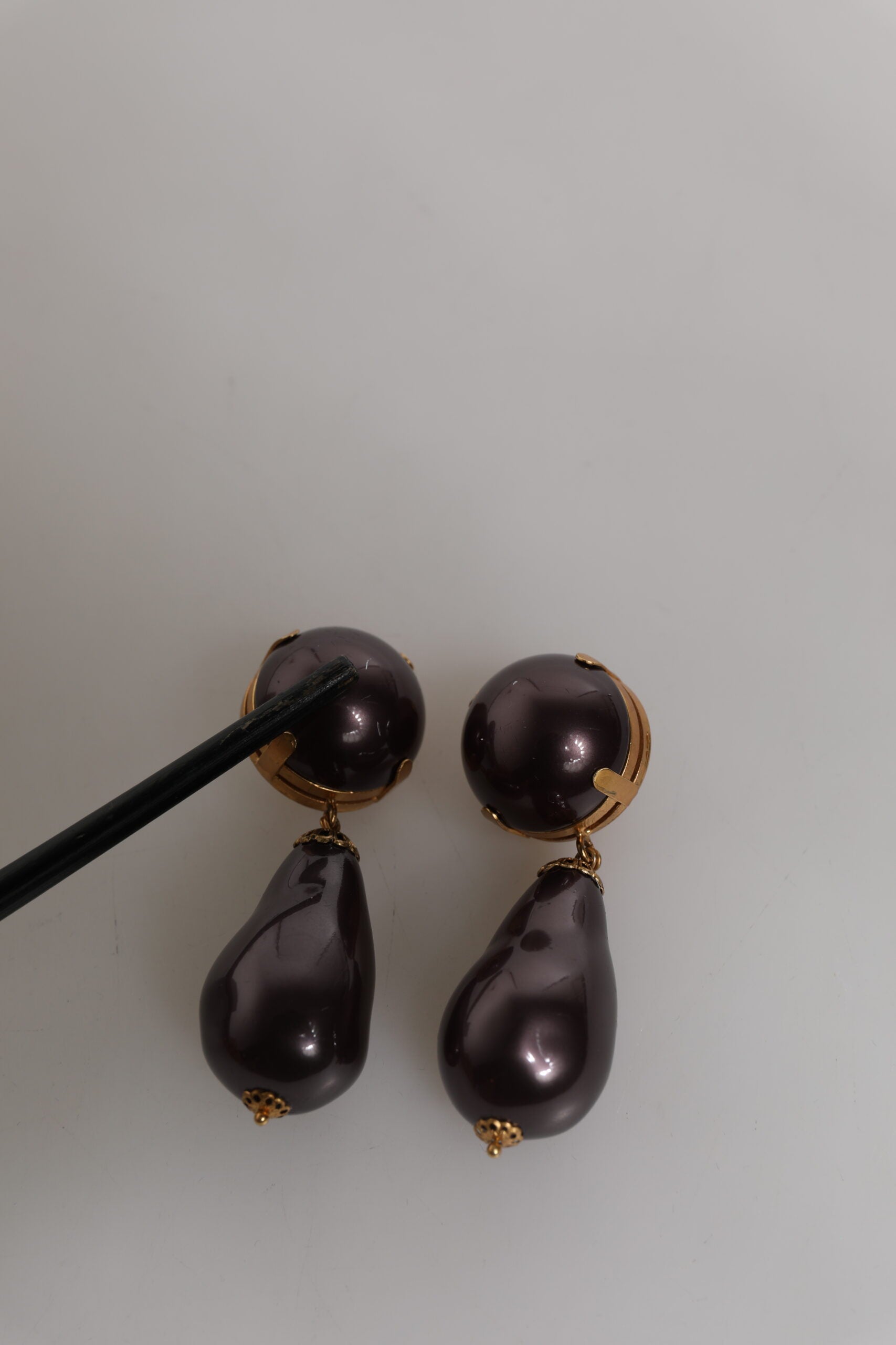 Dolce &amp; Gabbana – Ohrringe mit Clipverschluss aus goldenem Messing und schwarzen Perlen