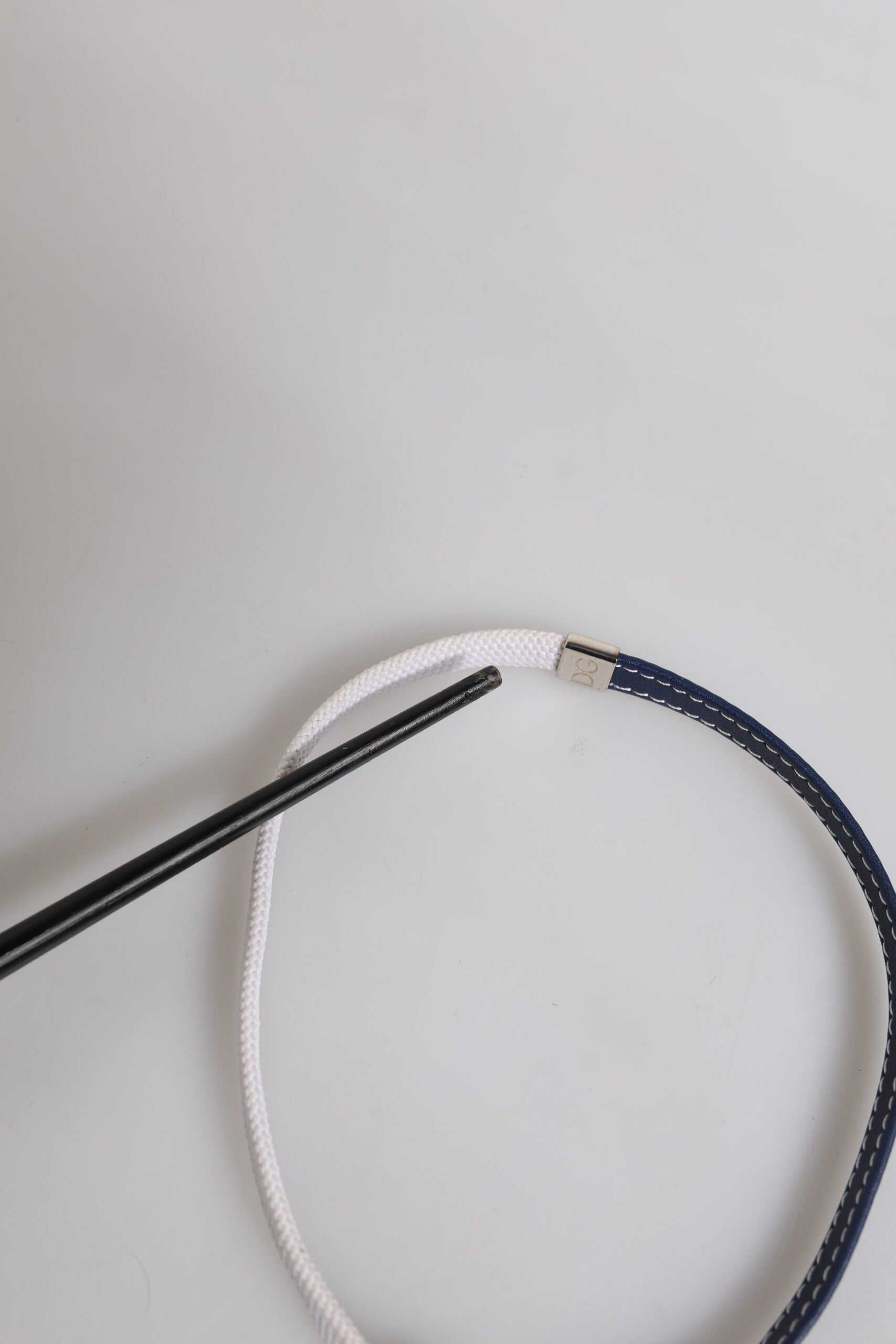 Dolce &amp; Gabbana – Armband mit silberfarbenem Verschluss und blau-weißem Lederbesatz mit DG-Gravur