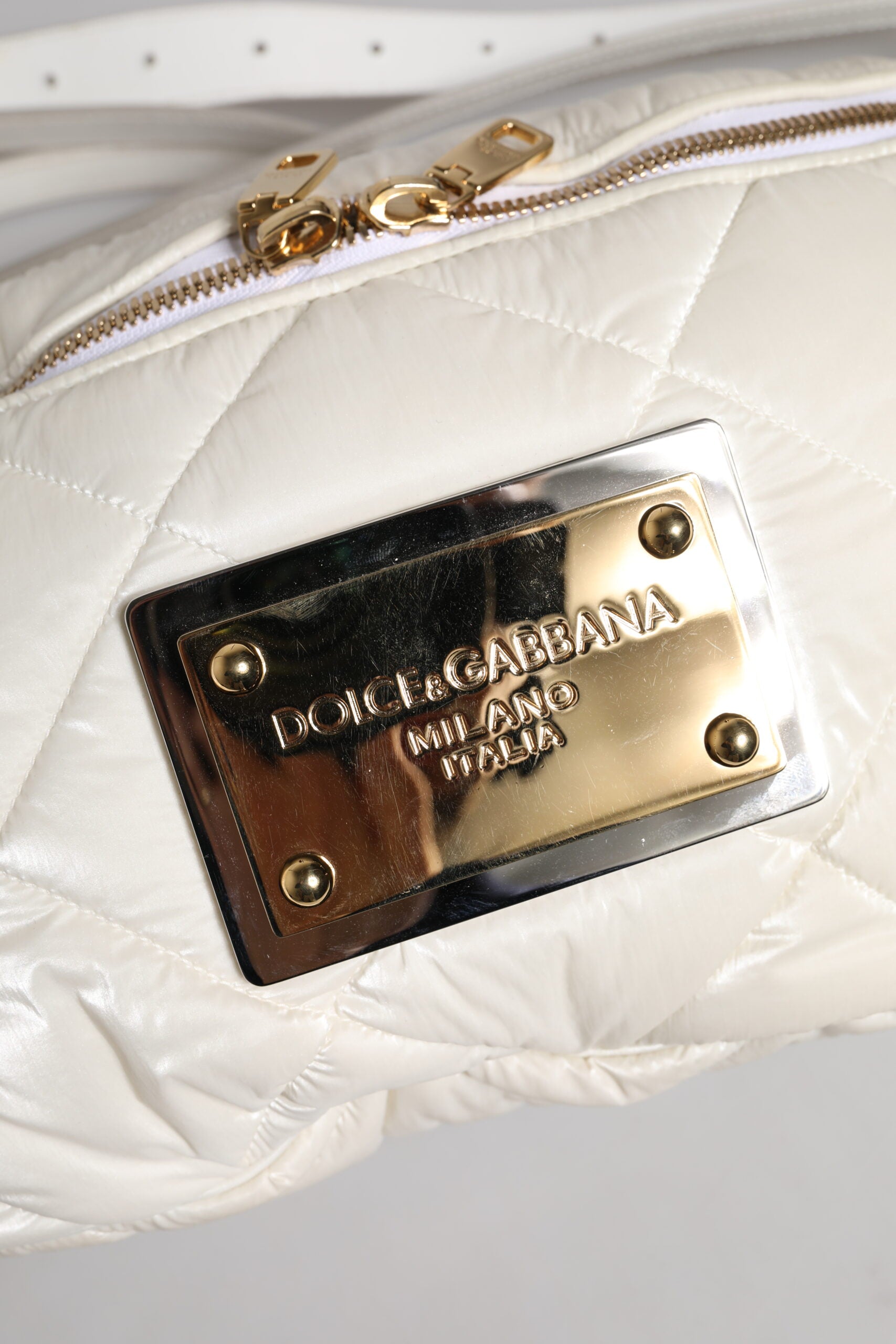 Dolce &amp; Gabbana – Weiße, gesteppte Gürteltasche mit Logo-Plakette