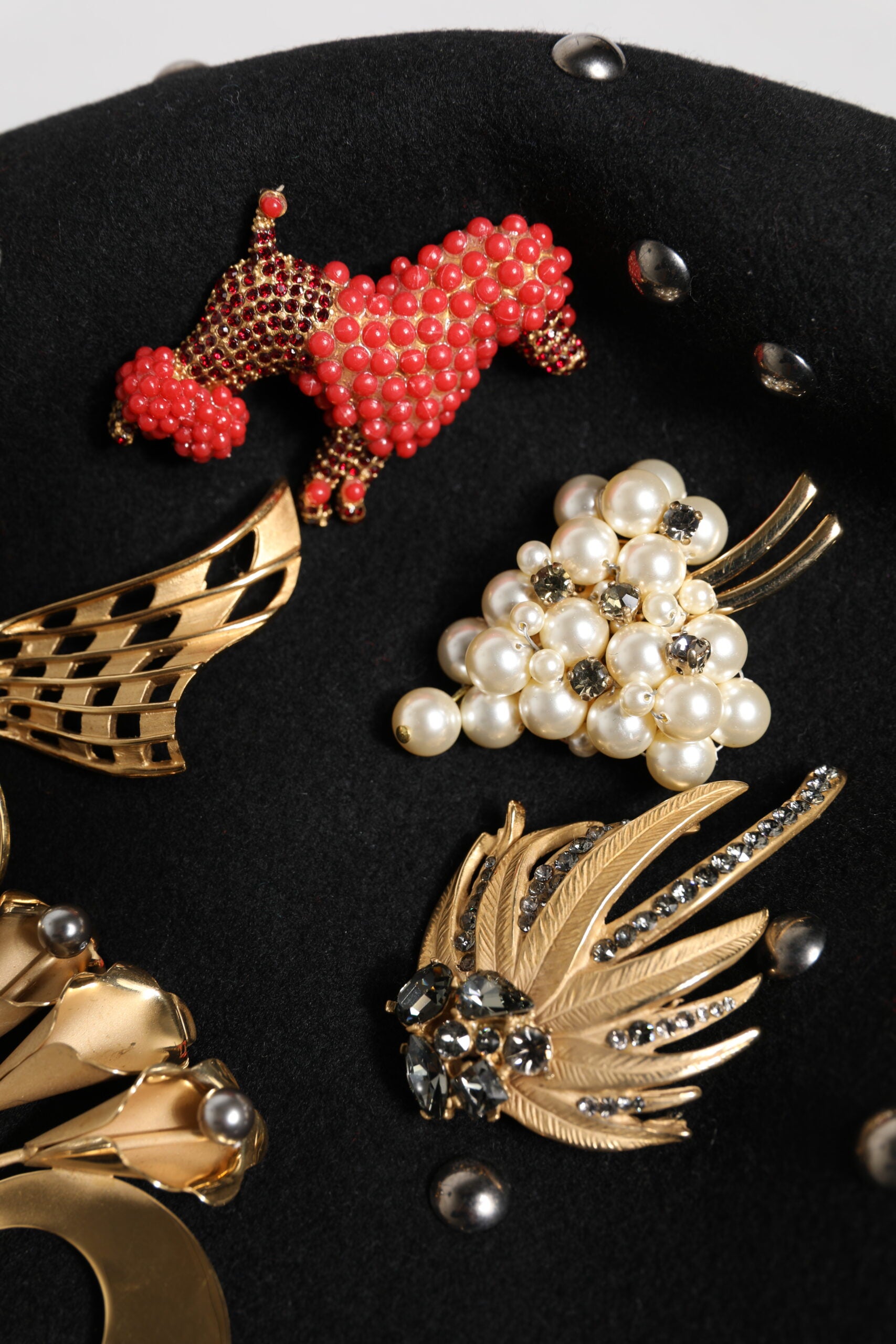 Chapeau cloche Dolce & Gabbana en laine noire orné de motifs multicolores