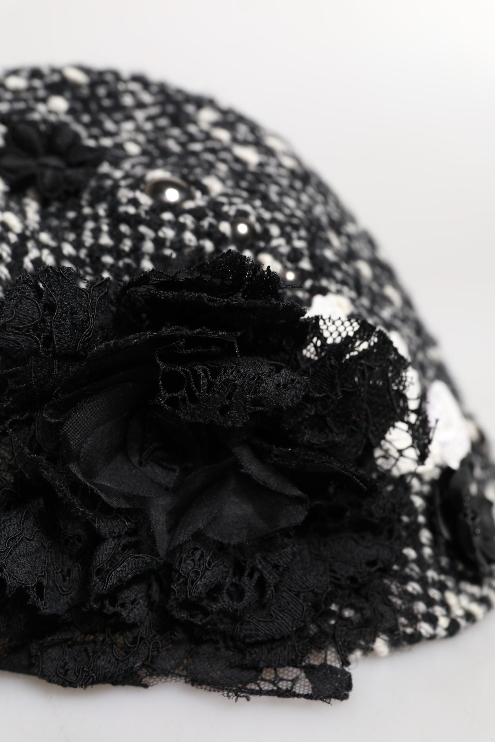 Chapeau Cloche Dolce & Gabbana en Laine Noire Orné de Fleurs Blanches